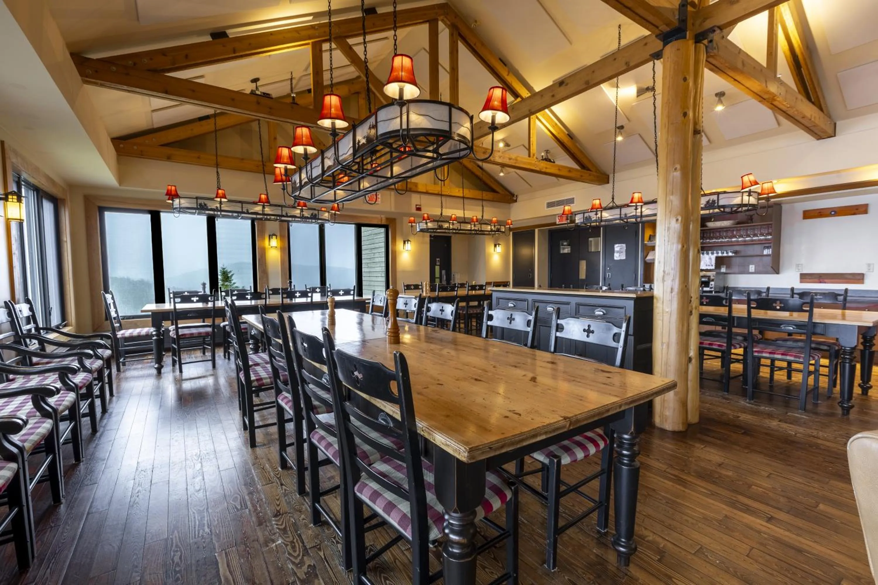 Dining area in Auberge de Montagne des Chic-Chocs Mountain Lodge - Sepaq