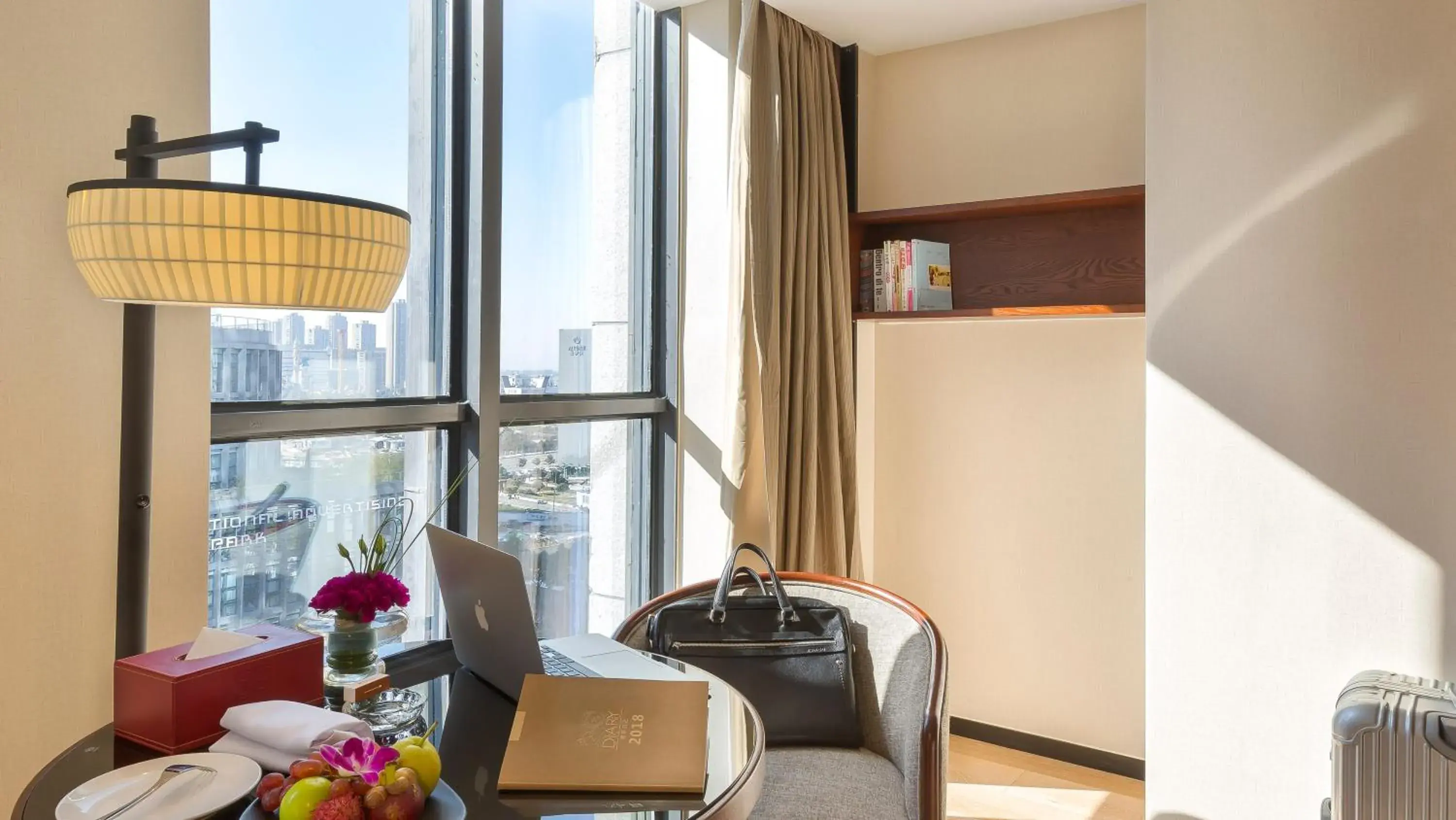 Deluxe Double Room in SSAW Boutique Hotel Ningbo CBD - Family Friendly & Business Travel Deluxe Double Room in SSAW Boutique Hotel Ningbo CBD - Family Friendly & Business Travel