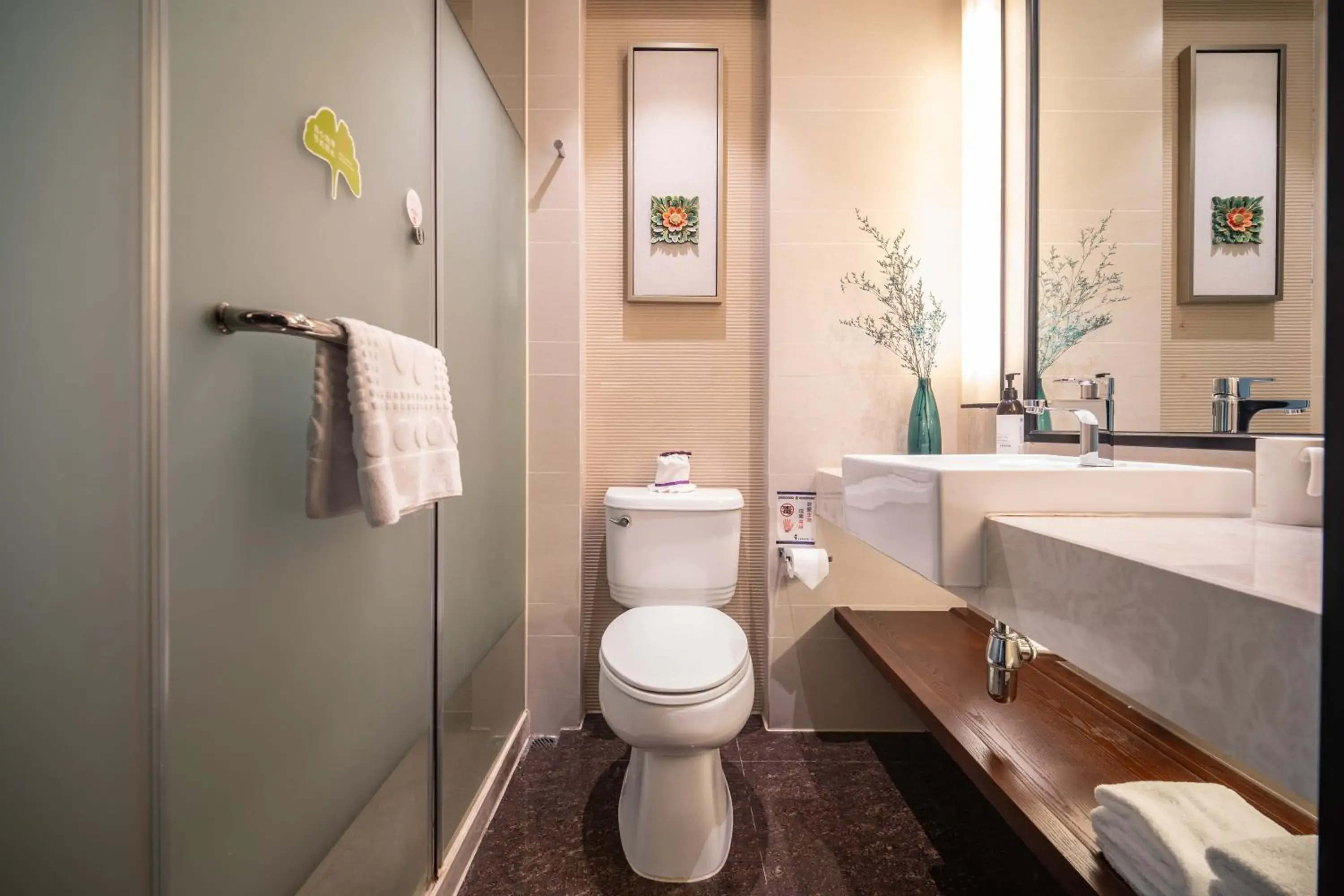 Deluxe Queen Room with Two Queen Beds in SSAW Boutique Hotel Ningbo CBD - Family Friendly & Business Travel Deluxe Queen Room with Two Queen Beds in SSAW Boutique Hotel Ningbo CBD - Family Friendly & Business Travel