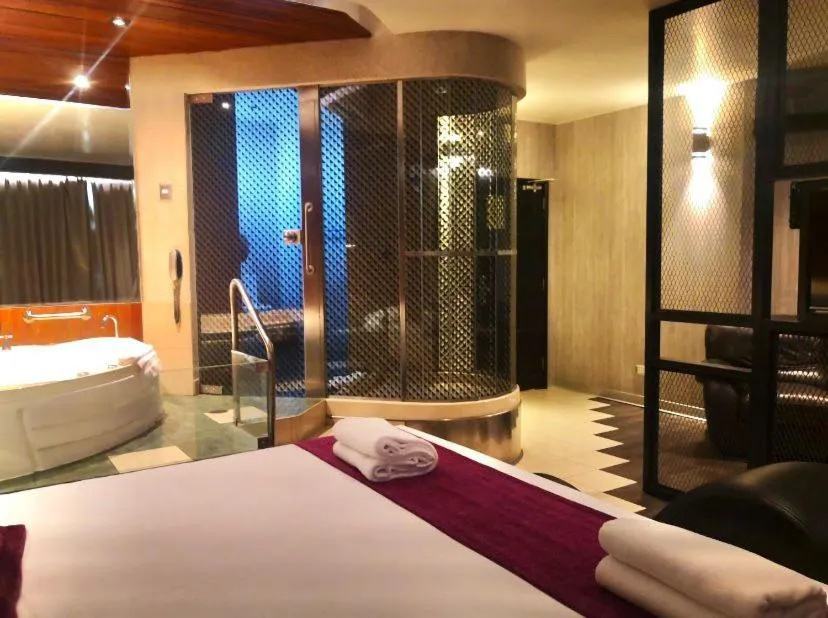 Shower, Bed in Hotel Las Lomas