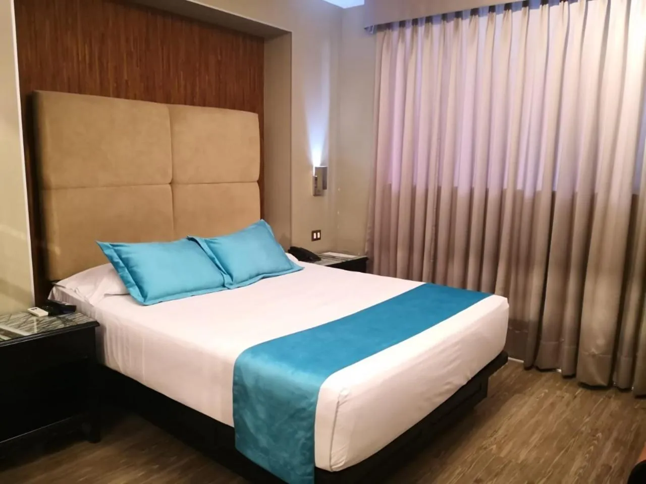 Shower, Bed in Hotel Las Lomas