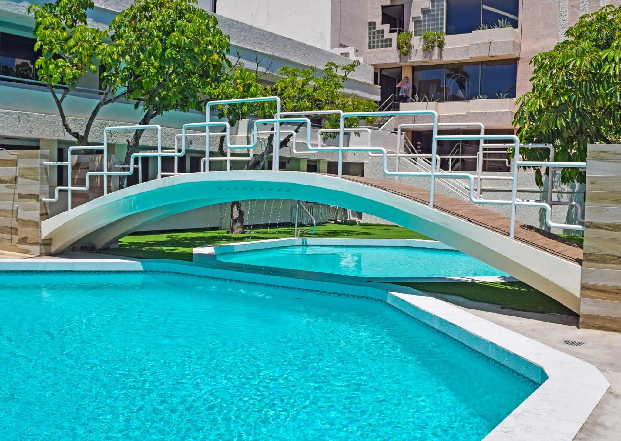 Swimming pool in Sunio City