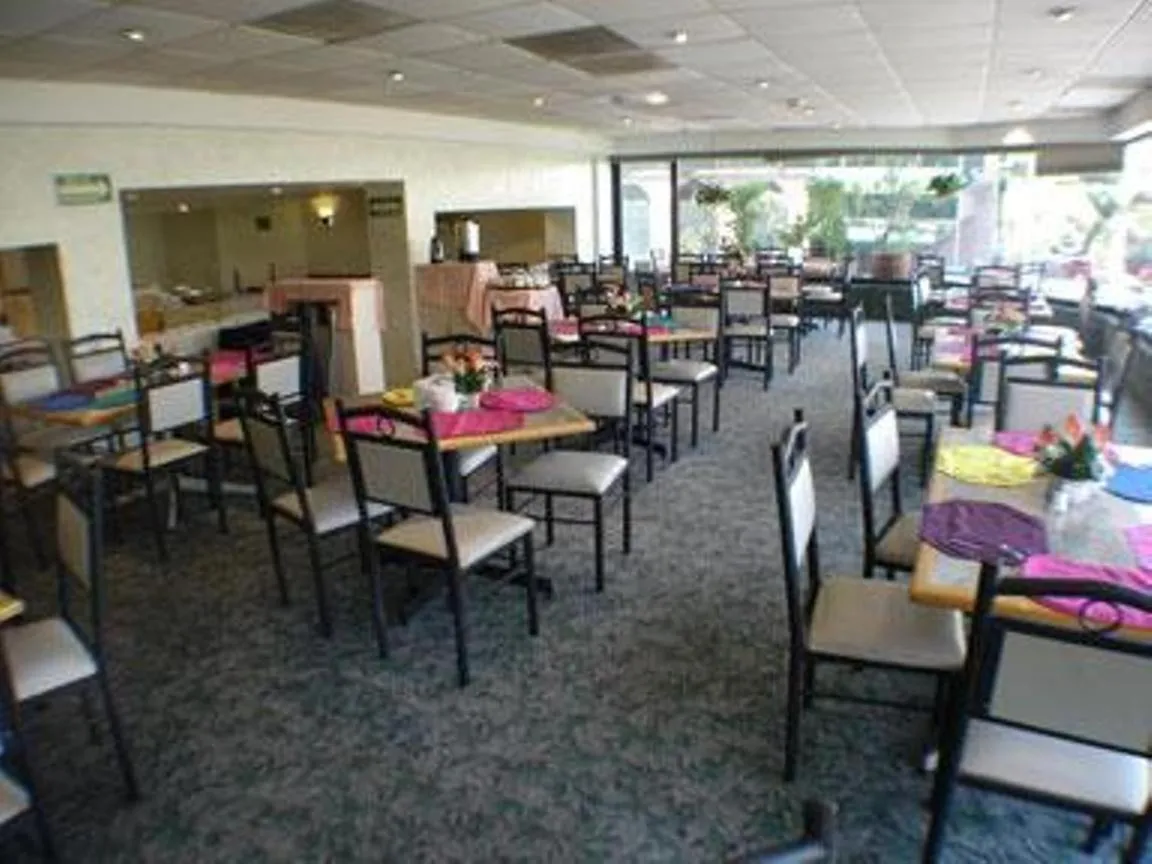 Restaurant/places to eat in Hotel Royalty