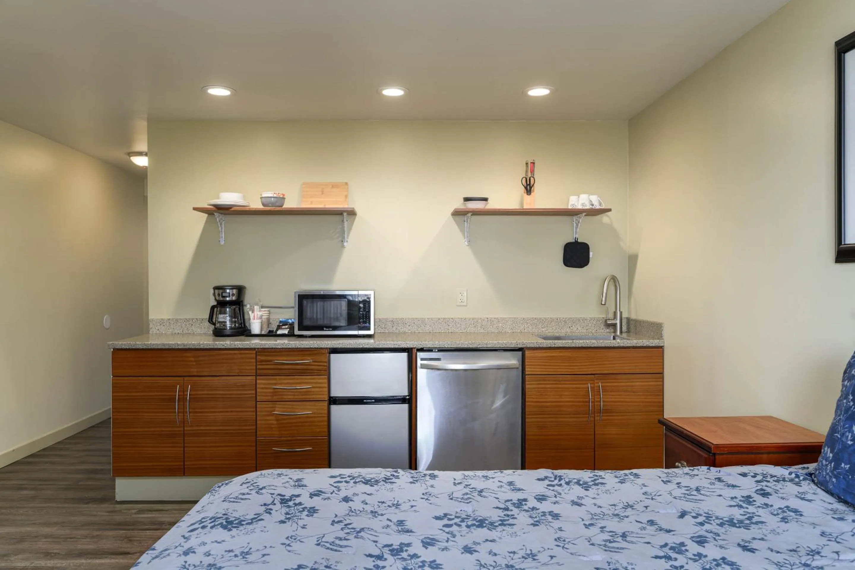 Kitchen or kitchenette, Bed in Cocusa Motel