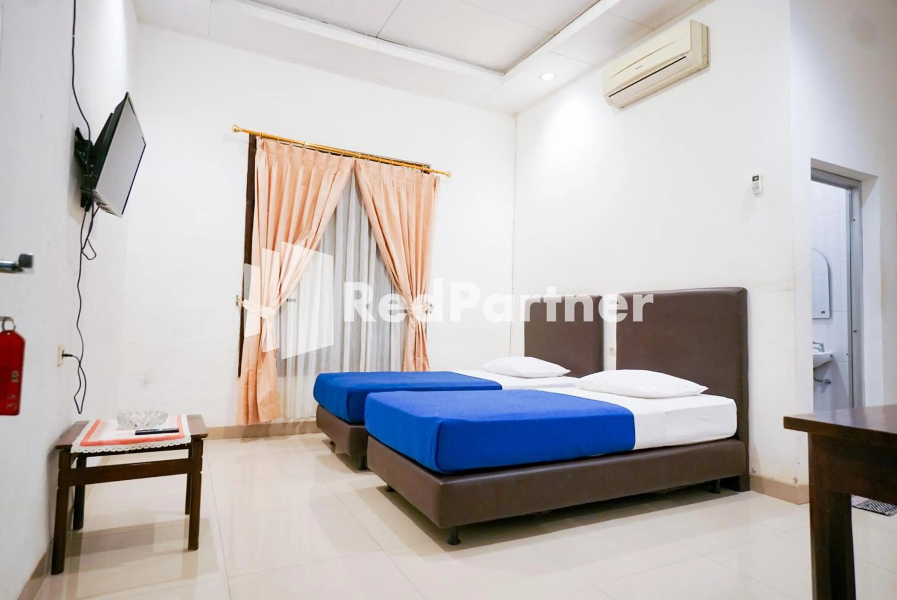 Bed in Hotel Borobudur Kemayoran Syariah Mitra RedDoorz