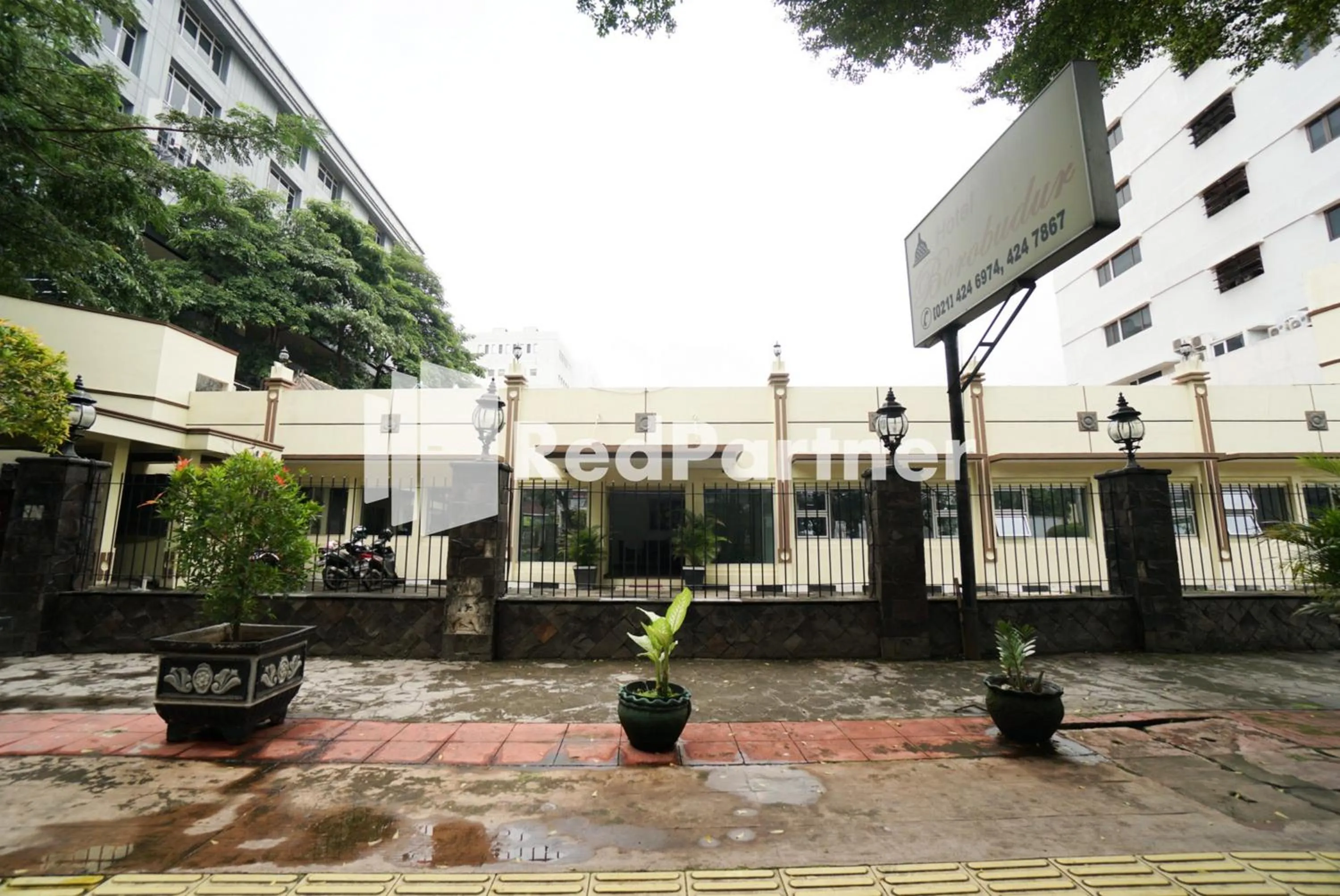 Property building in Hotel Borobudur Kemayoran Syariah Mitra RedDoorz