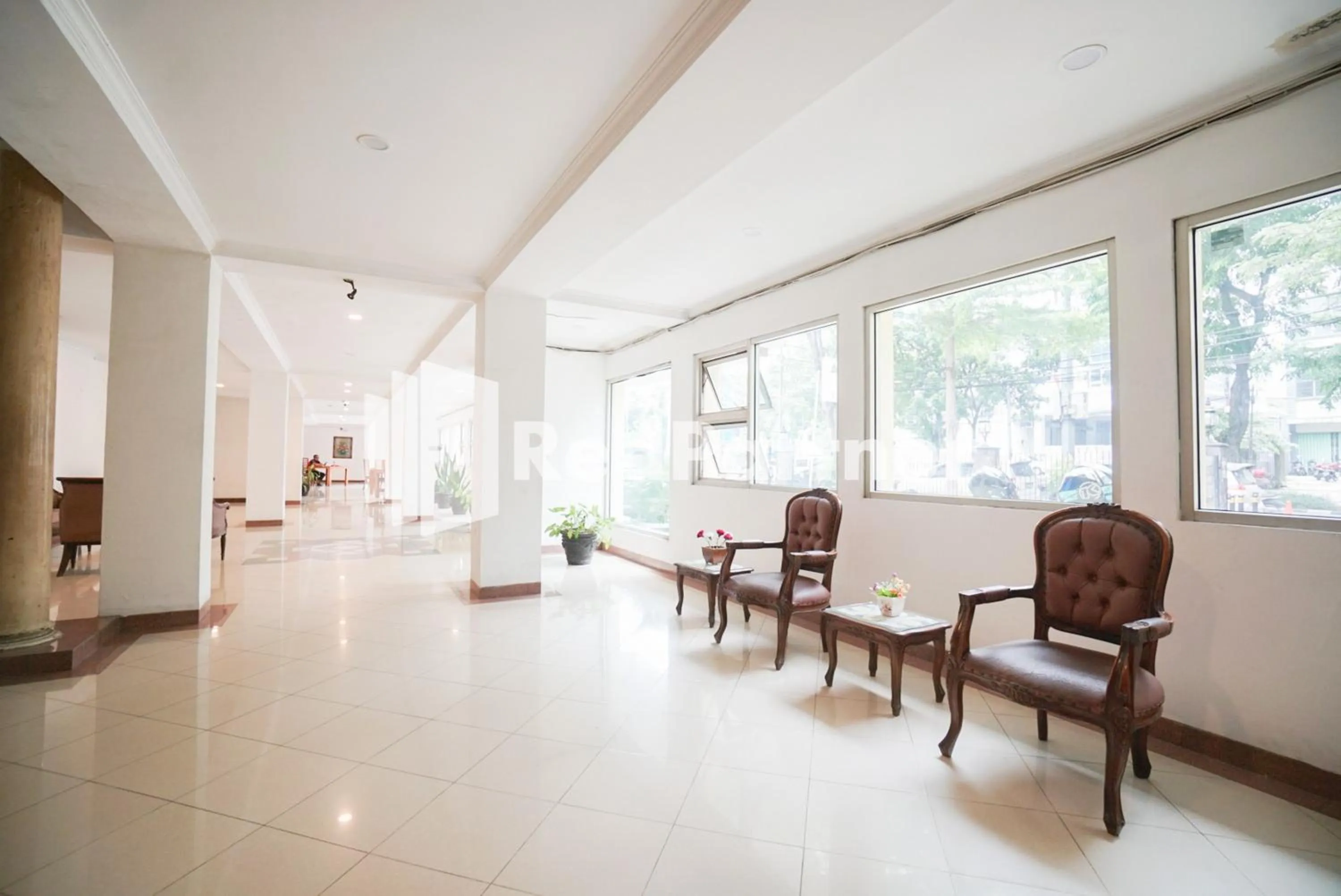 Seating area in Hotel Borobudur Kemayoran Syariah Mitra RedDoorz
