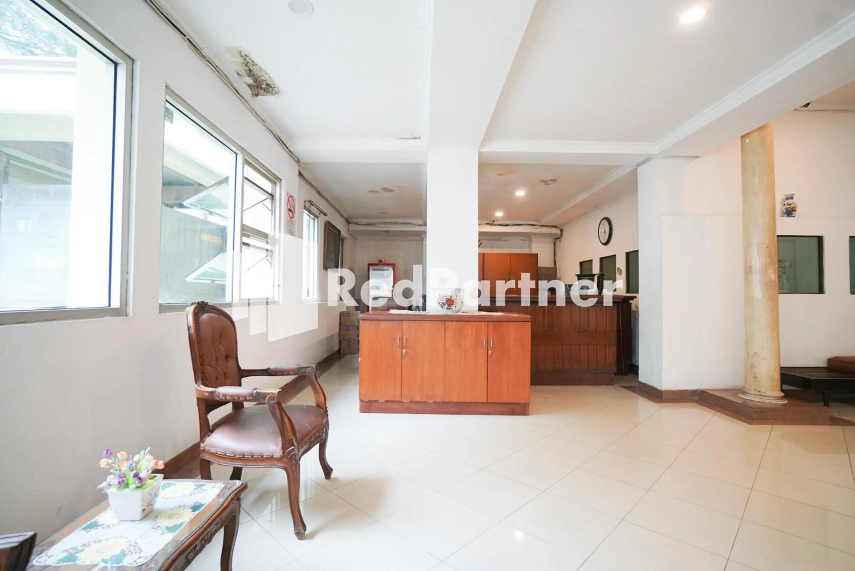 Lobby or reception in Hotel Borobudur Kemayoran Syariah Mitra RedDoorz