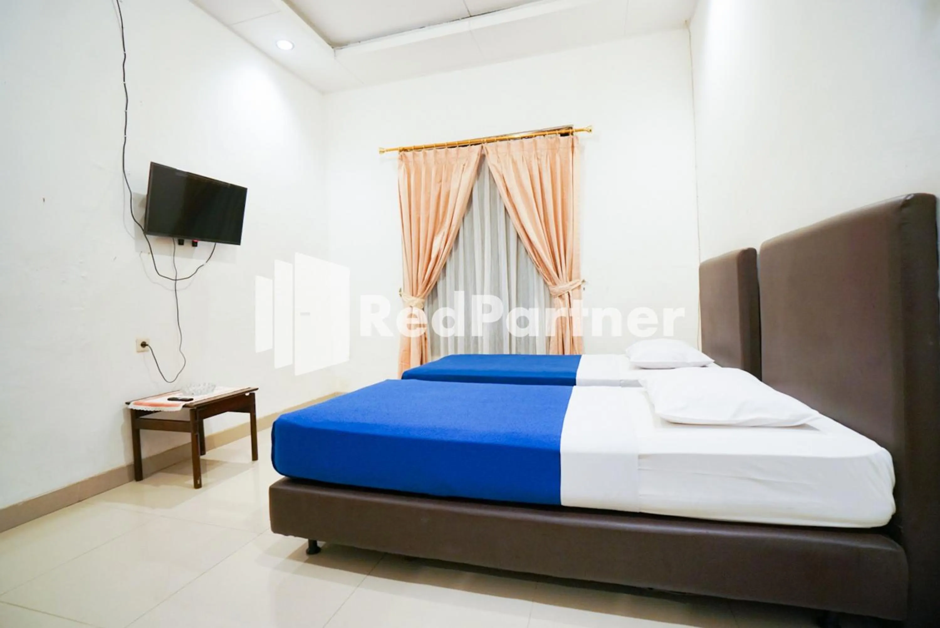 Bed in Hotel Borobudur Kemayoran Syariah Mitra RedDoorz