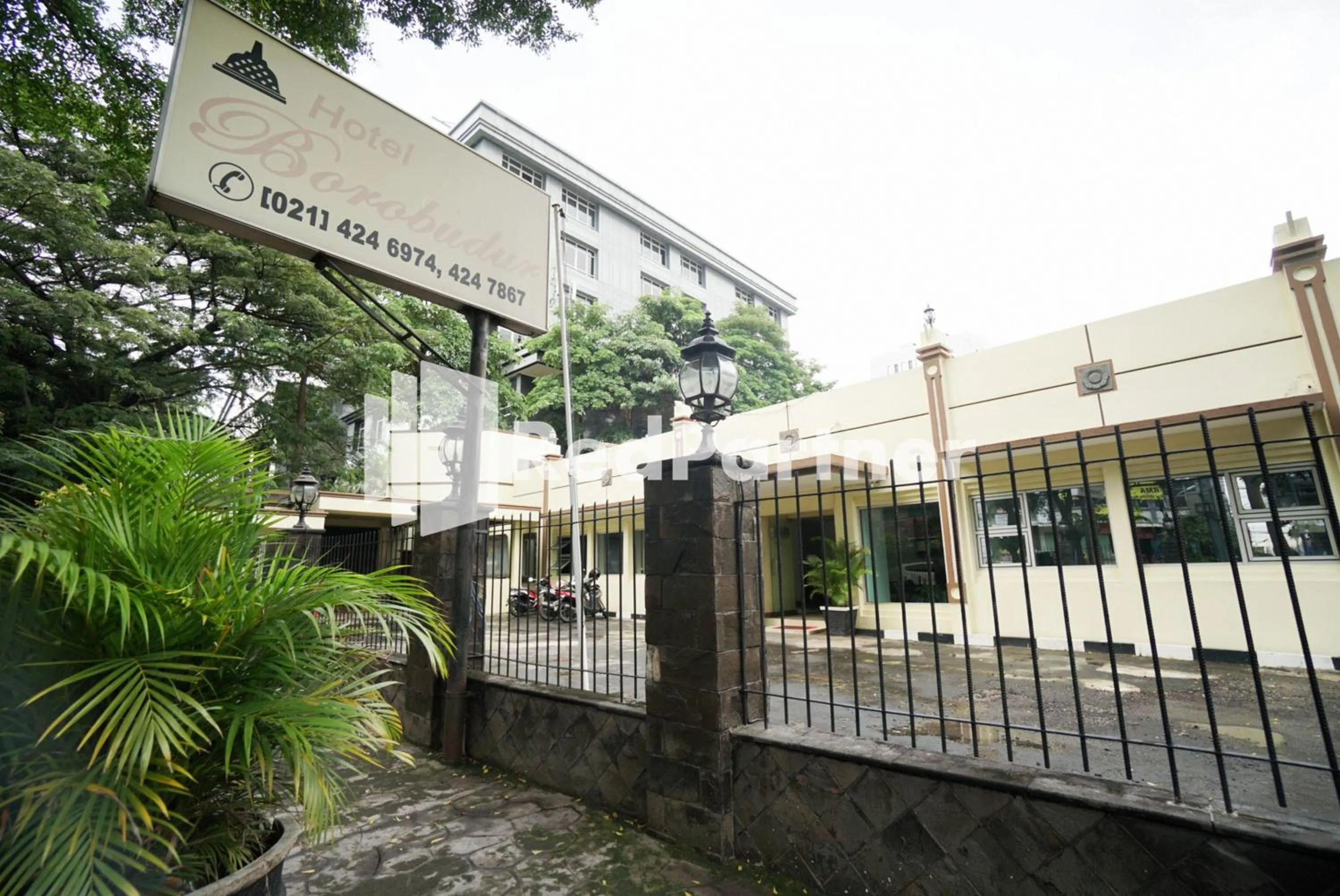 Property building in Hotel Borobudur Kemayoran Syariah Mitra RedDoorz