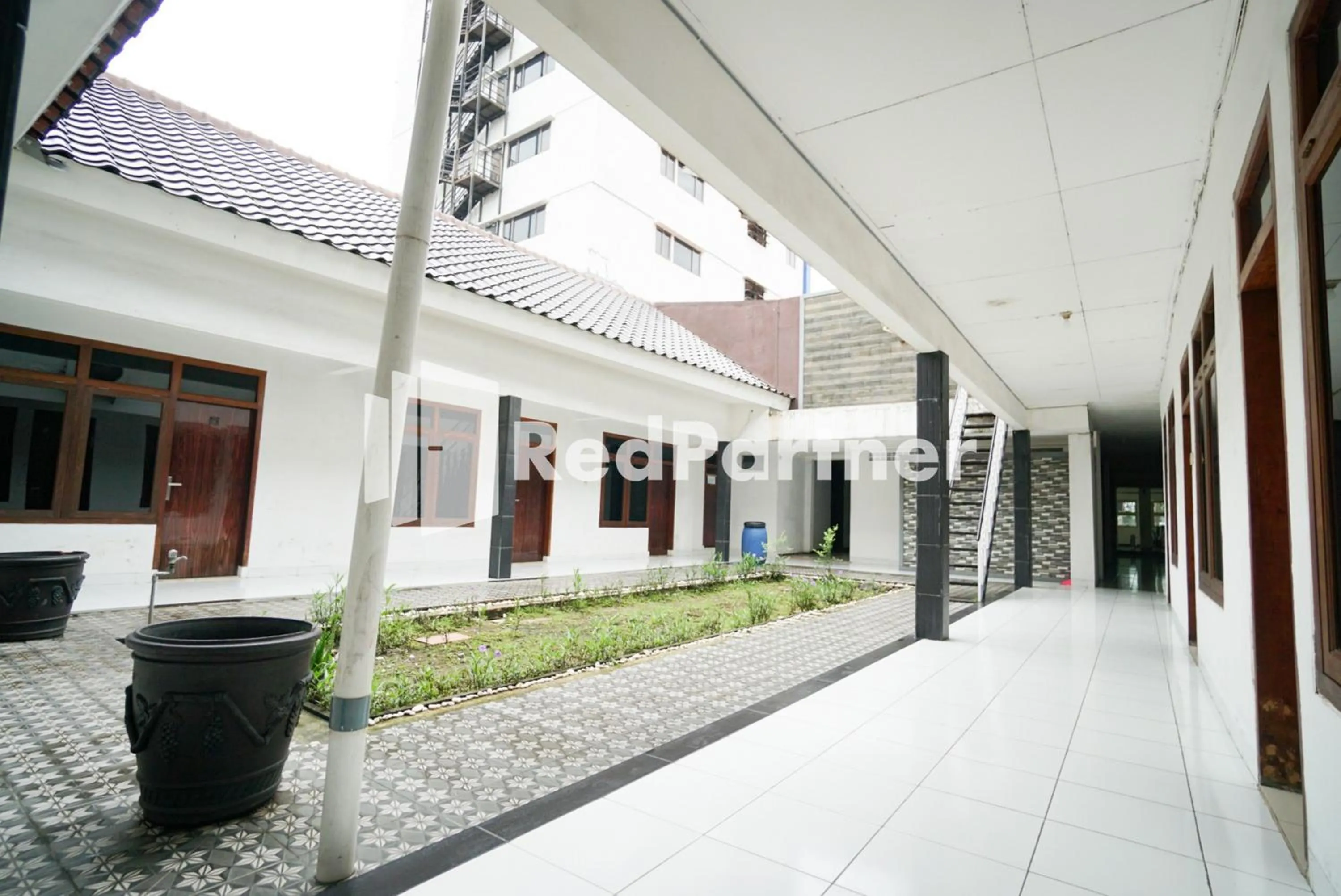 Property building in Hotel Borobudur Kemayoran Syariah Mitra RedDoorz