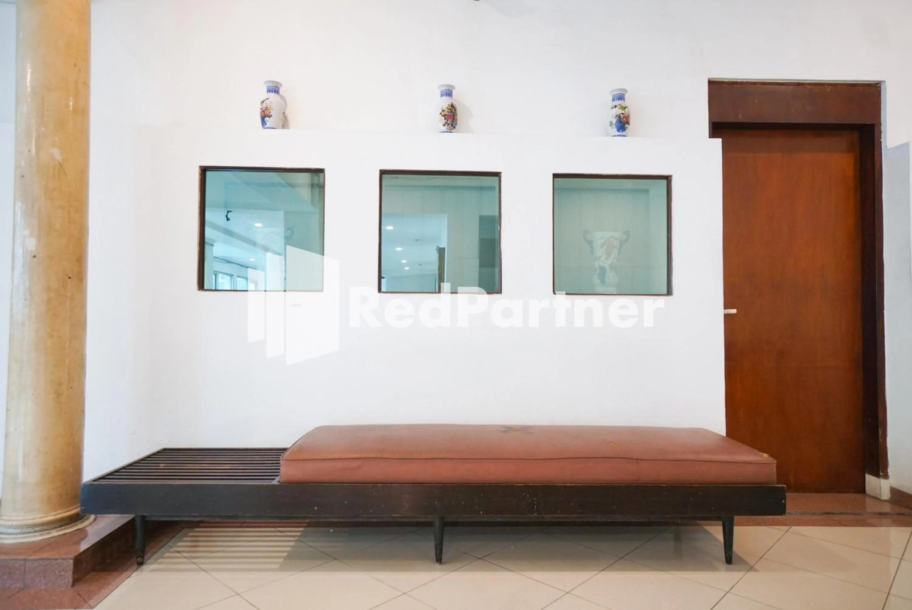 Seating area in Hotel Borobudur Kemayoran Syariah Mitra RedDoorz