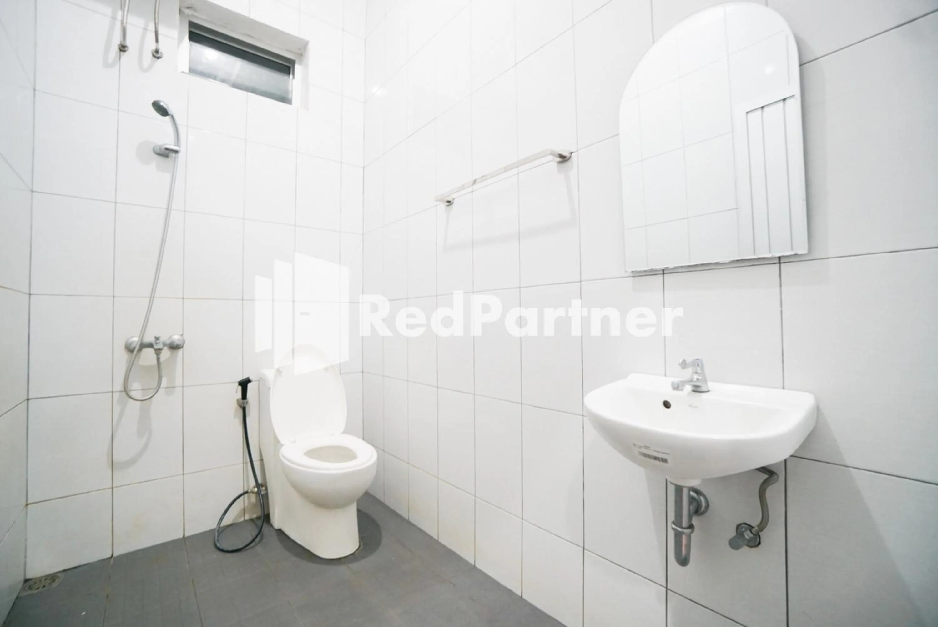 Shower in Hotel Borobudur Kemayoran Syariah Mitra RedDoorz