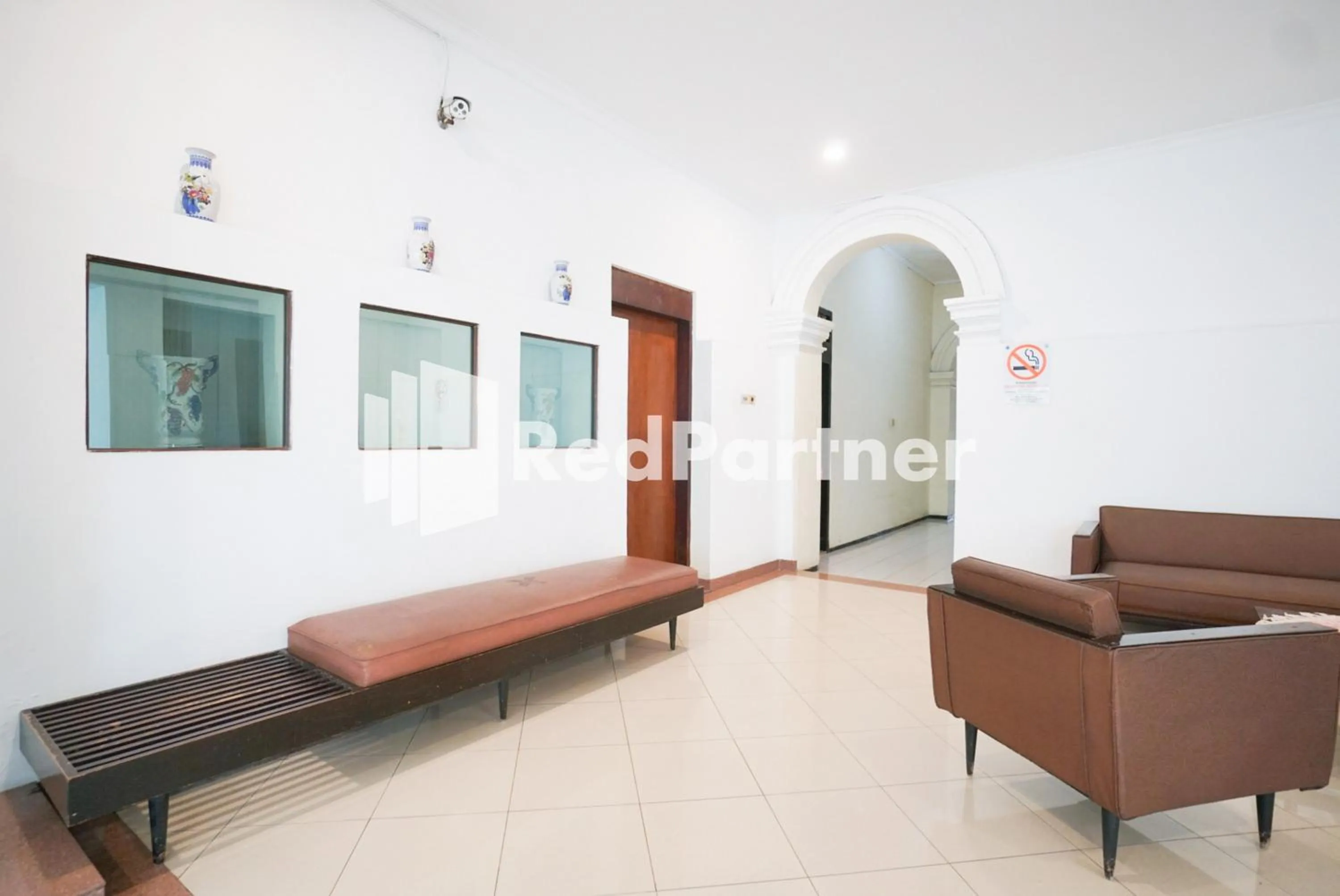 Seating area in Hotel Borobudur Kemayoran Syariah Mitra RedDoorz