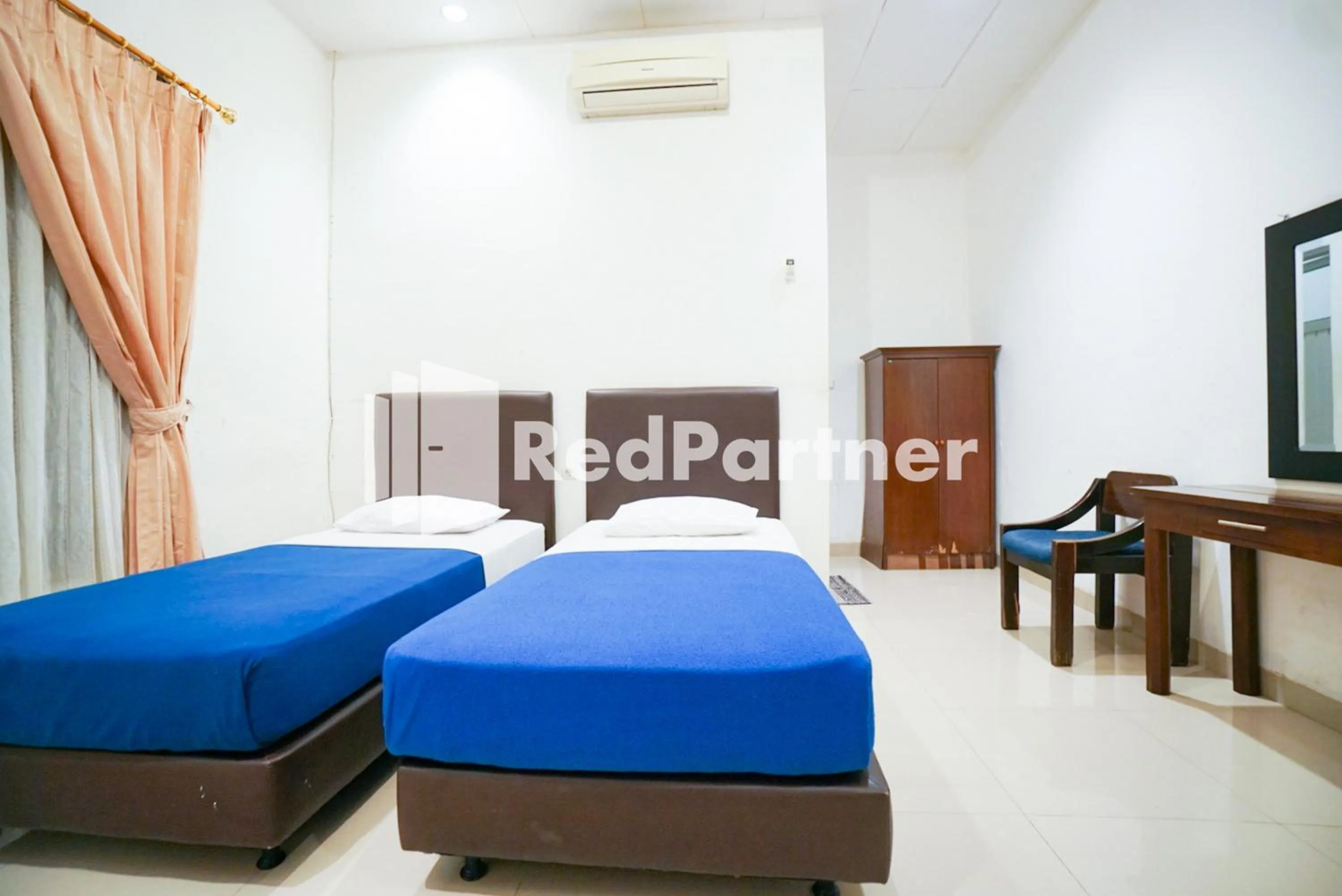 Bed in Hotel Borobudur Kemayoran Syariah Mitra RedDoorz