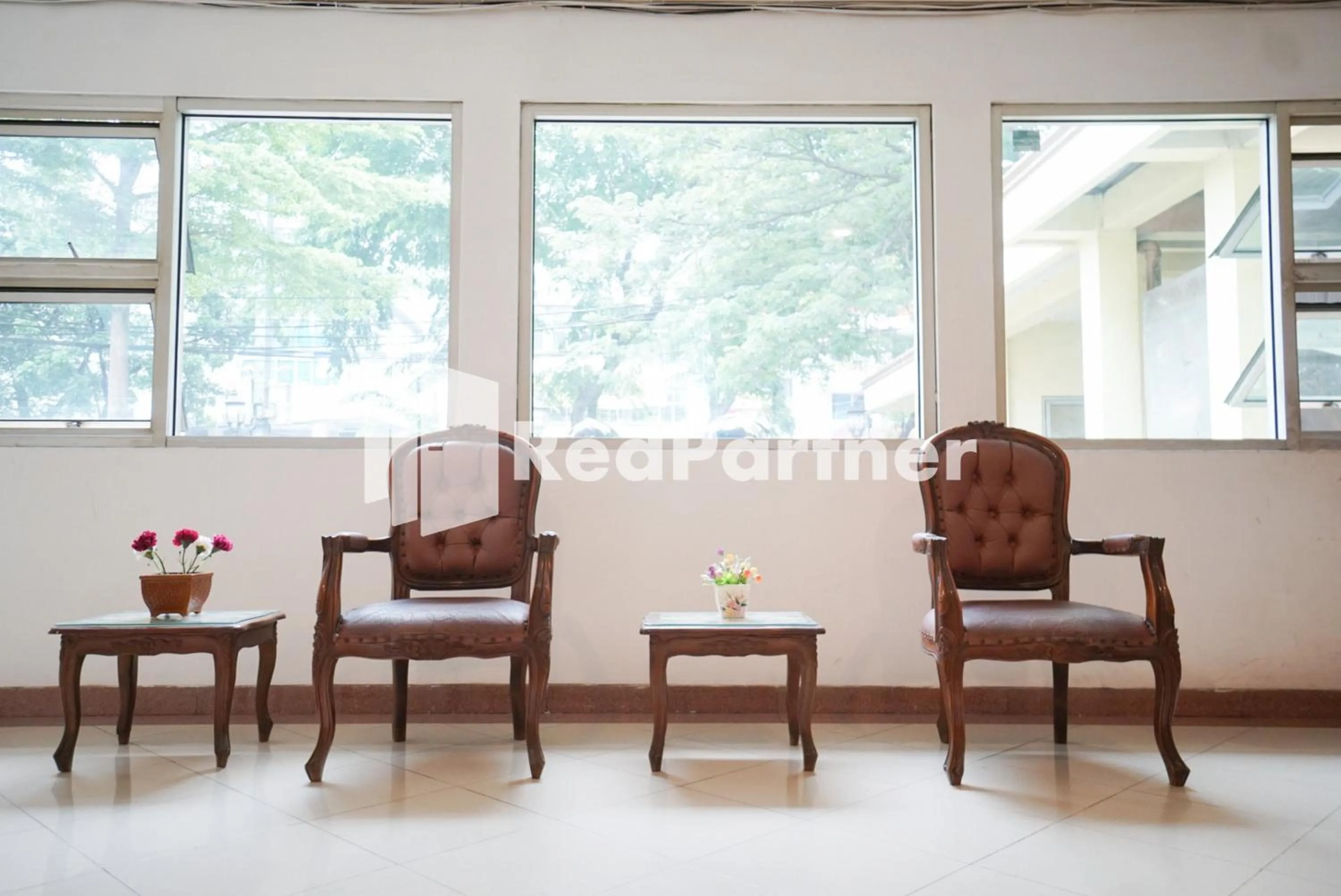 Seating area in Hotel Borobudur Kemayoran Syariah Mitra RedDoorz