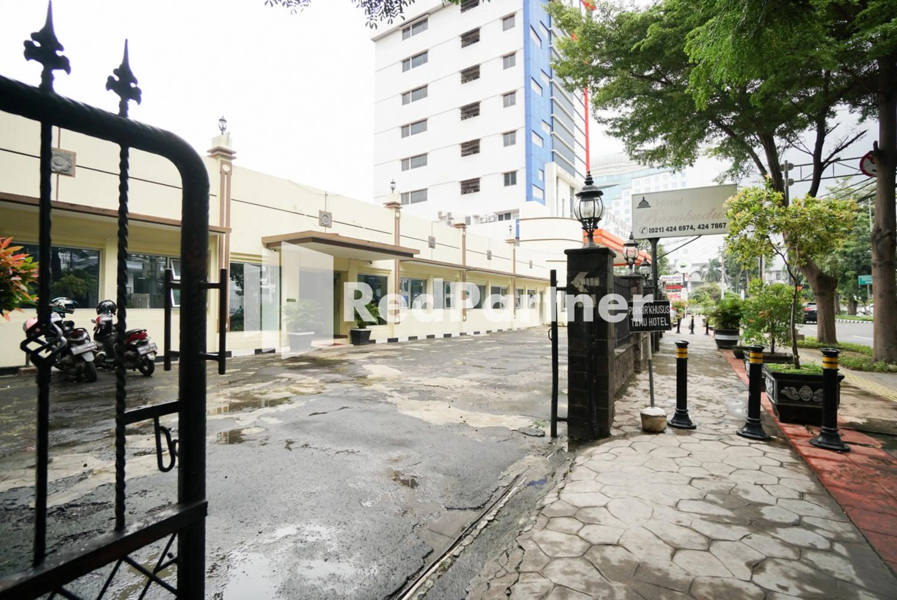 Property building in Hotel Borobudur Kemayoran Syariah Mitra RedDoorz