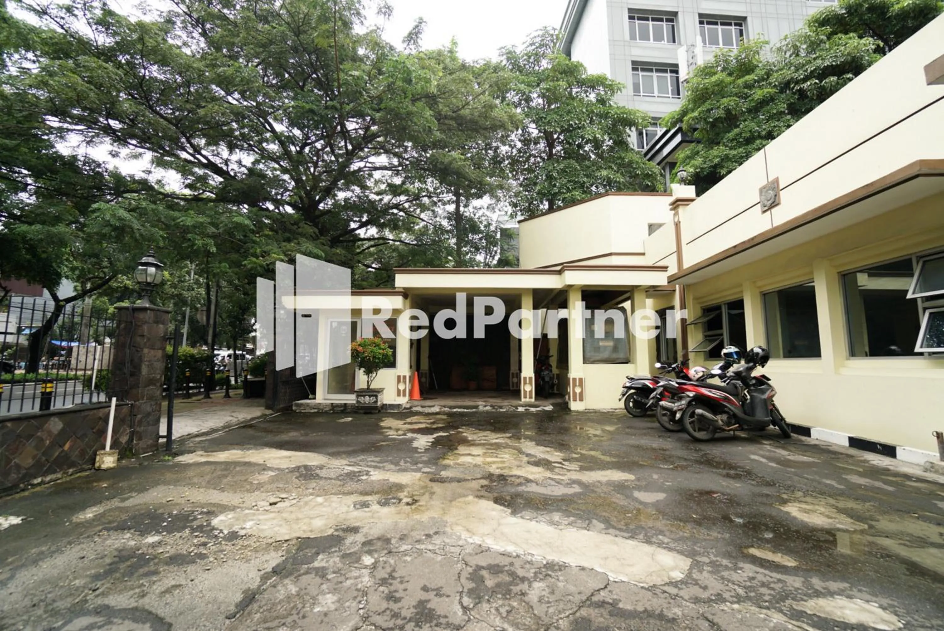 Property building in Hotel Borobudur Kemayoran Syariah Mitra RedDoorz