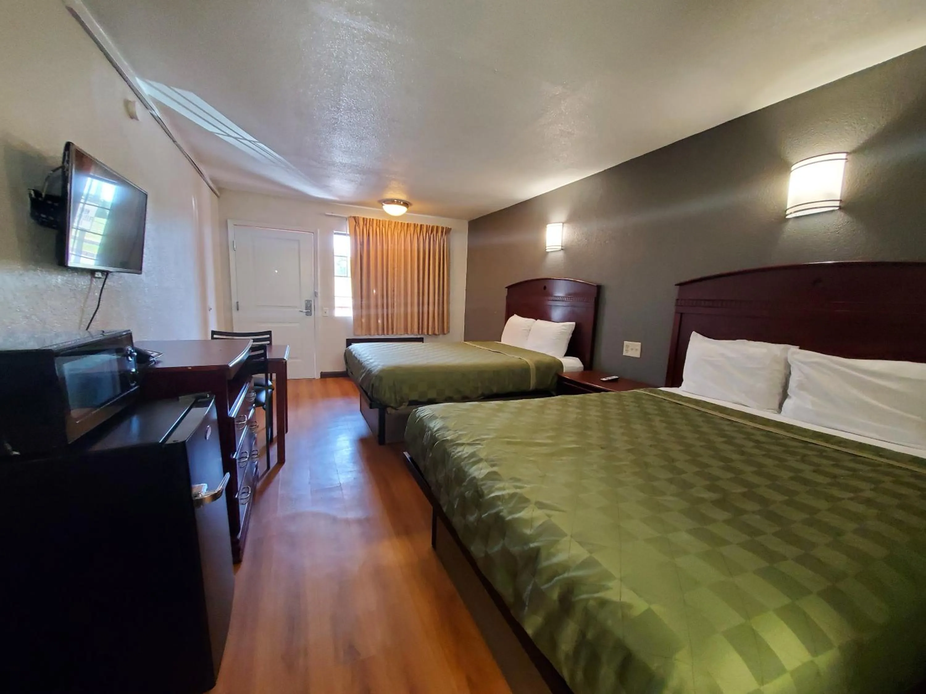 Bedroom, Bed in Welcome Inn