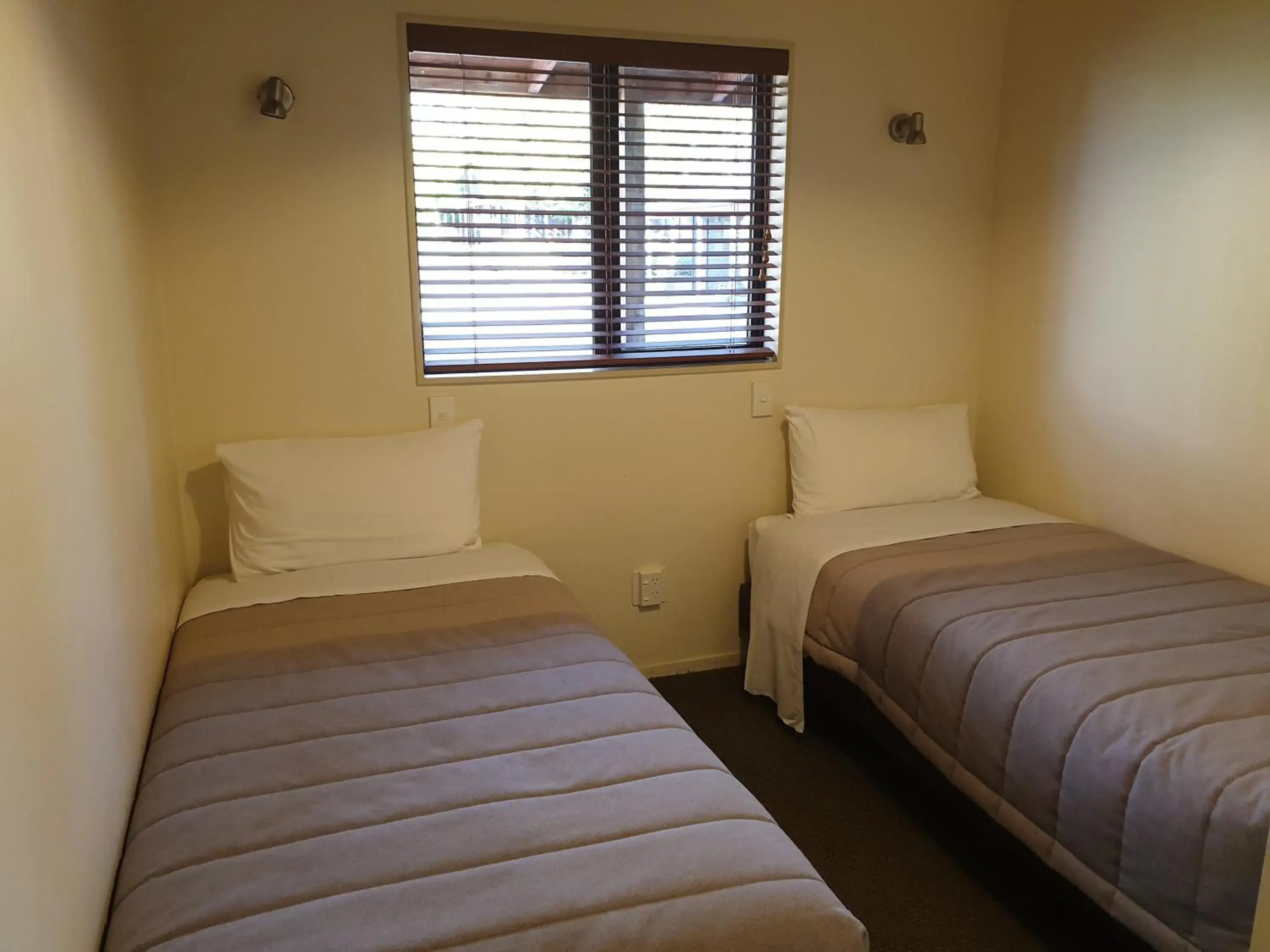 Two-Bedroom Unit without Cooking in The Hobbit Motorlodge Two-Bedroom Unit without Cooking in The Hobbit Motorlodge