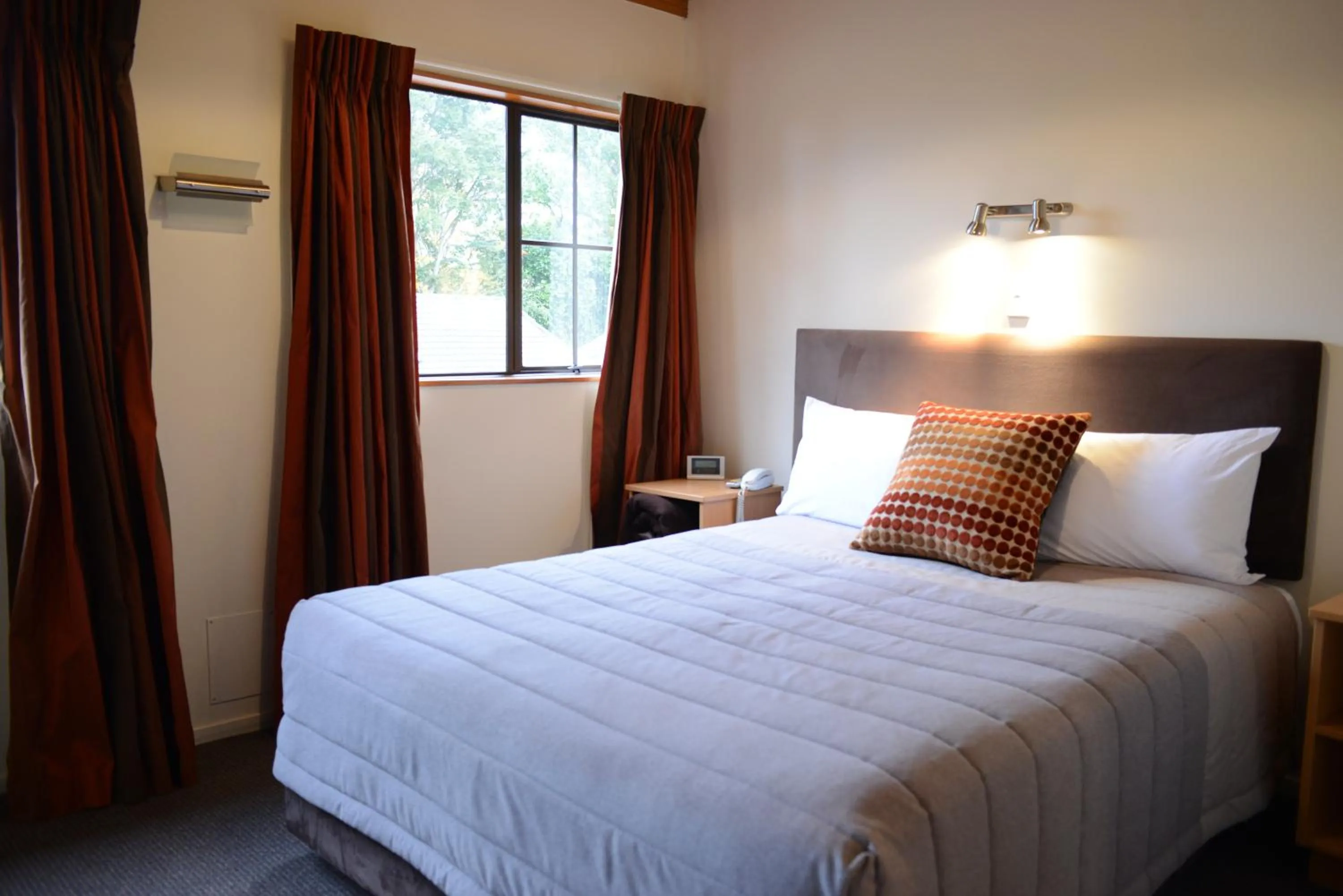 Bedroom, Bed in The Hobbit Motorlodge