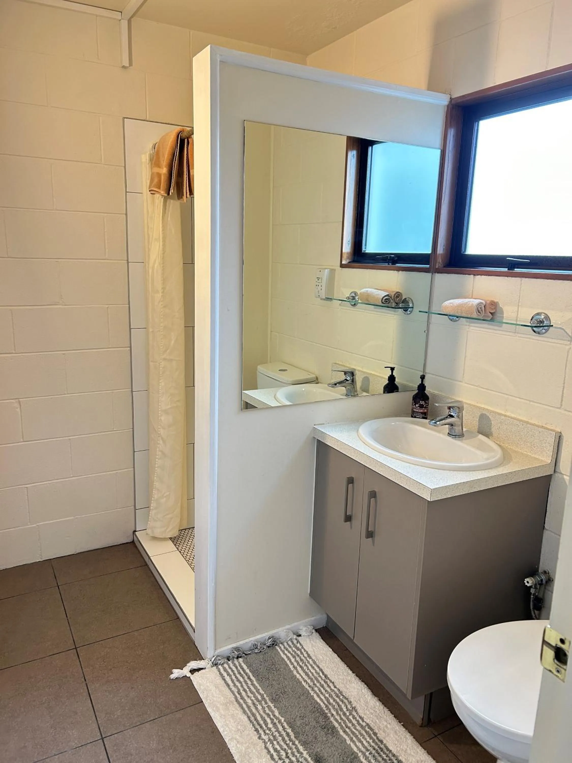 Bathroom in The Hobbit Motorlodge