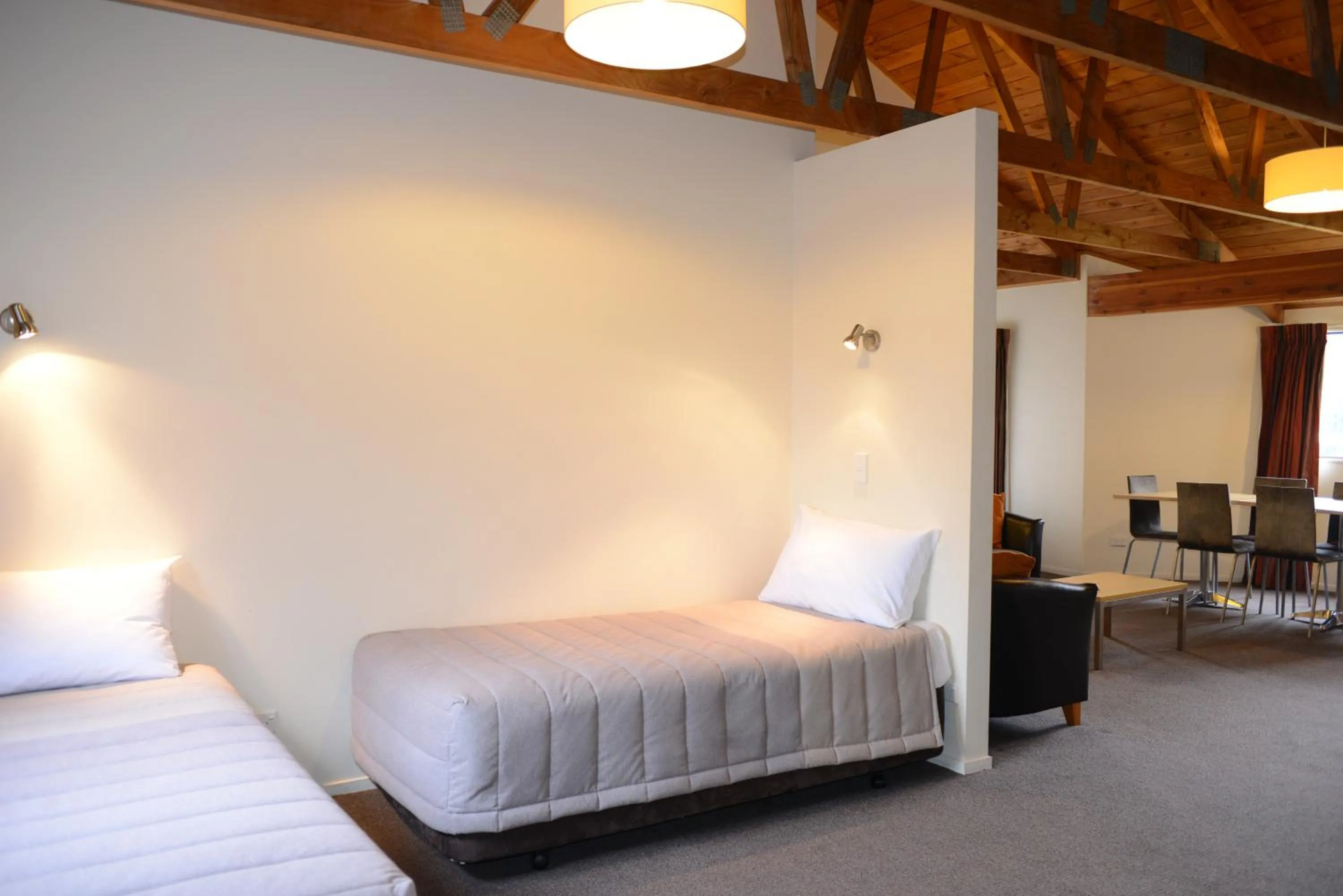 Photo of the whole room, Bed in The Hobbit Motorlodge