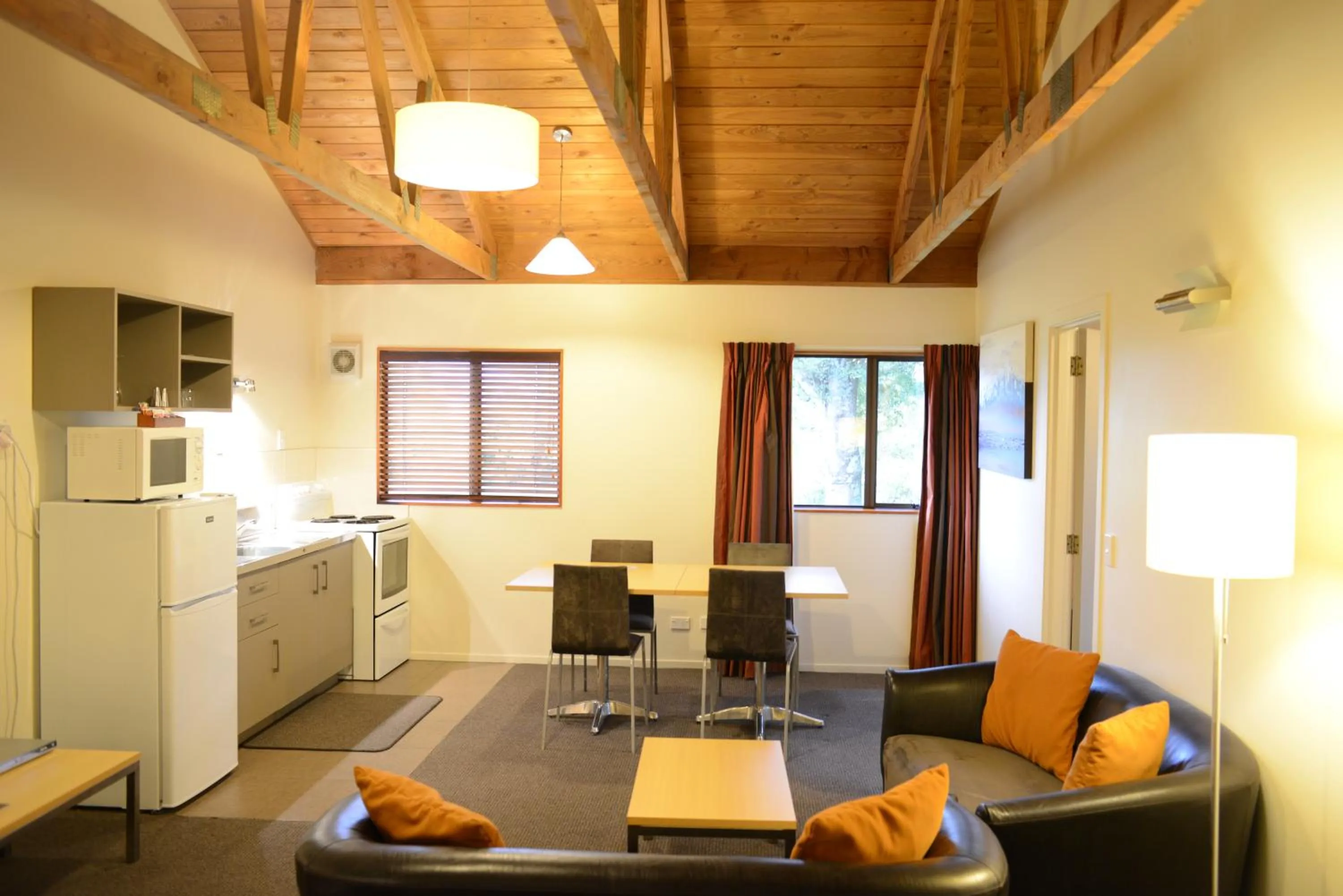 Kitchen or kitchenette in The Hobbit Motorlodge