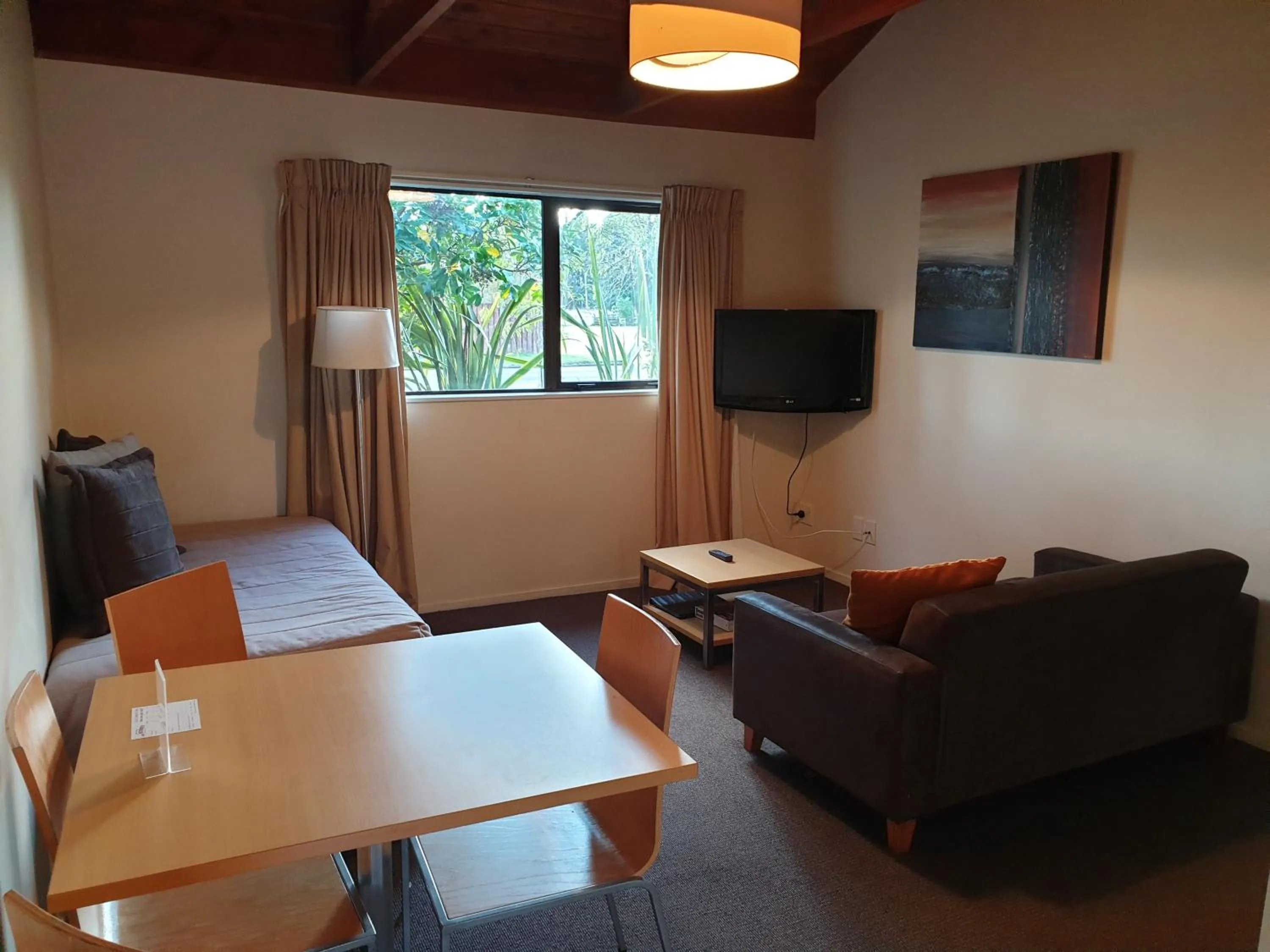 Communal lounge/ TV room in The Hobbit Motorlodge