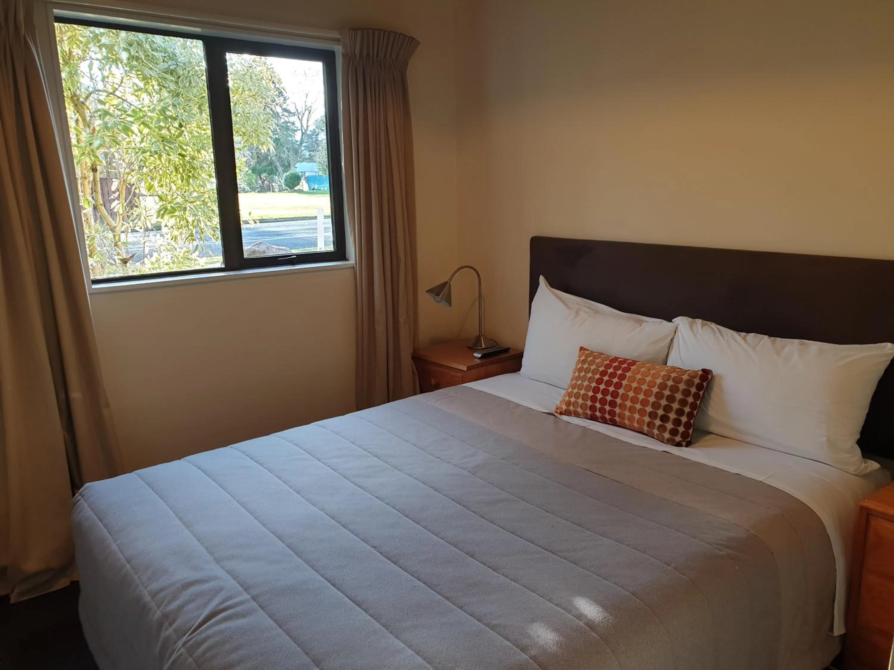 Bedroom, Bed in The Hobbit Motorlodge