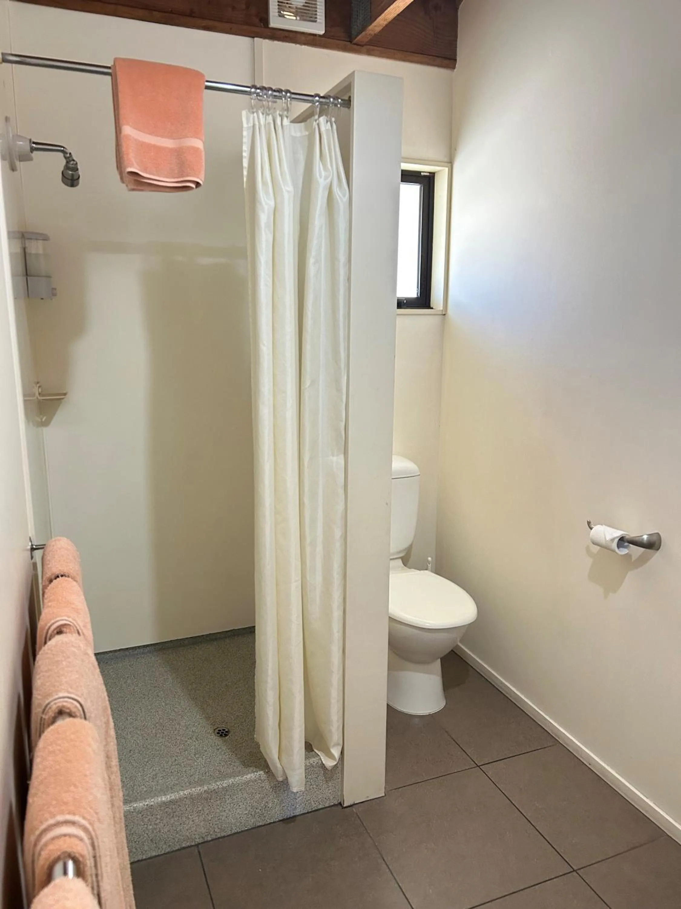 Bathroom in The Hobbit Motorlodge