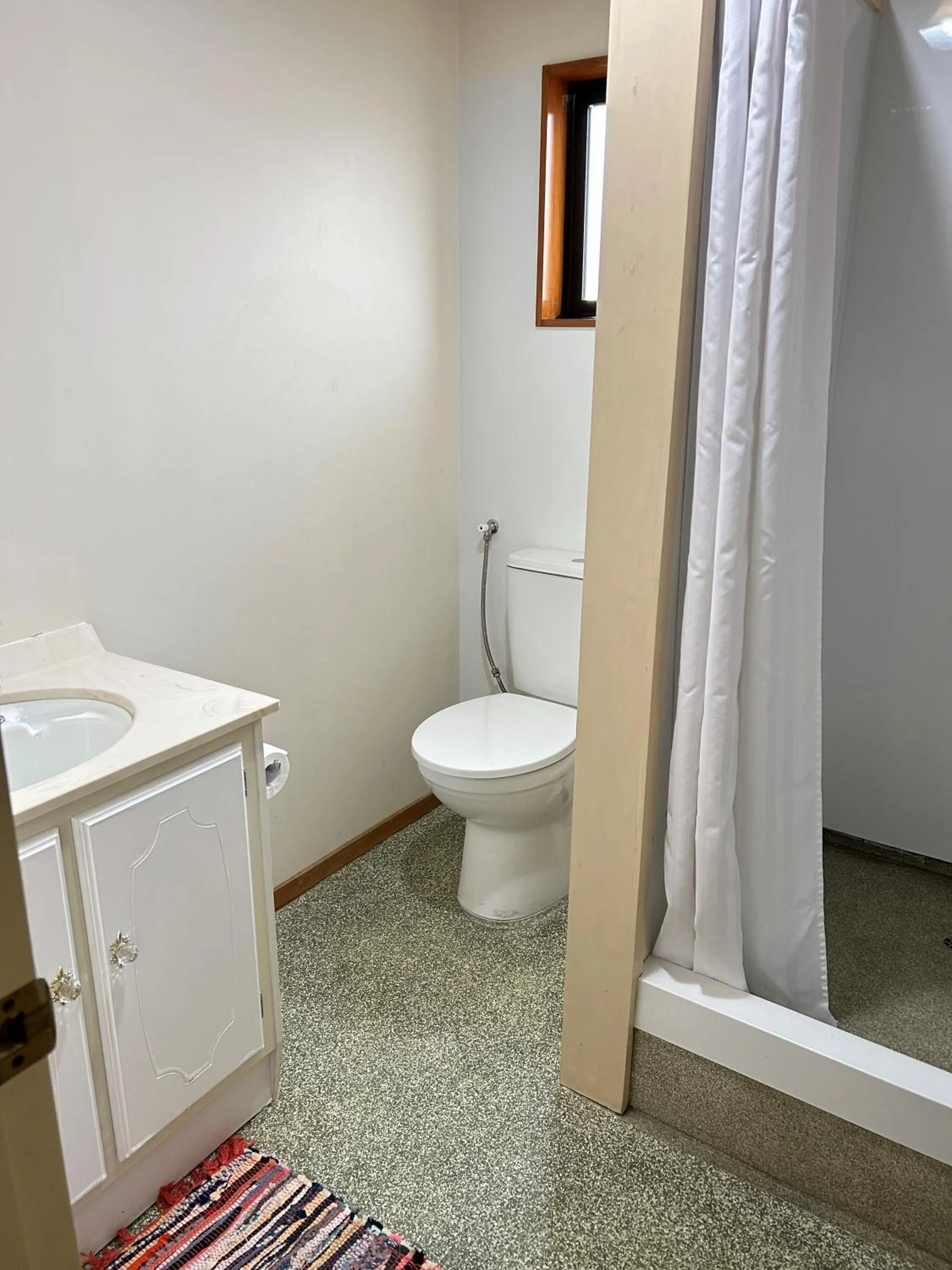 Bathroom in The Hobbit Motorlodge