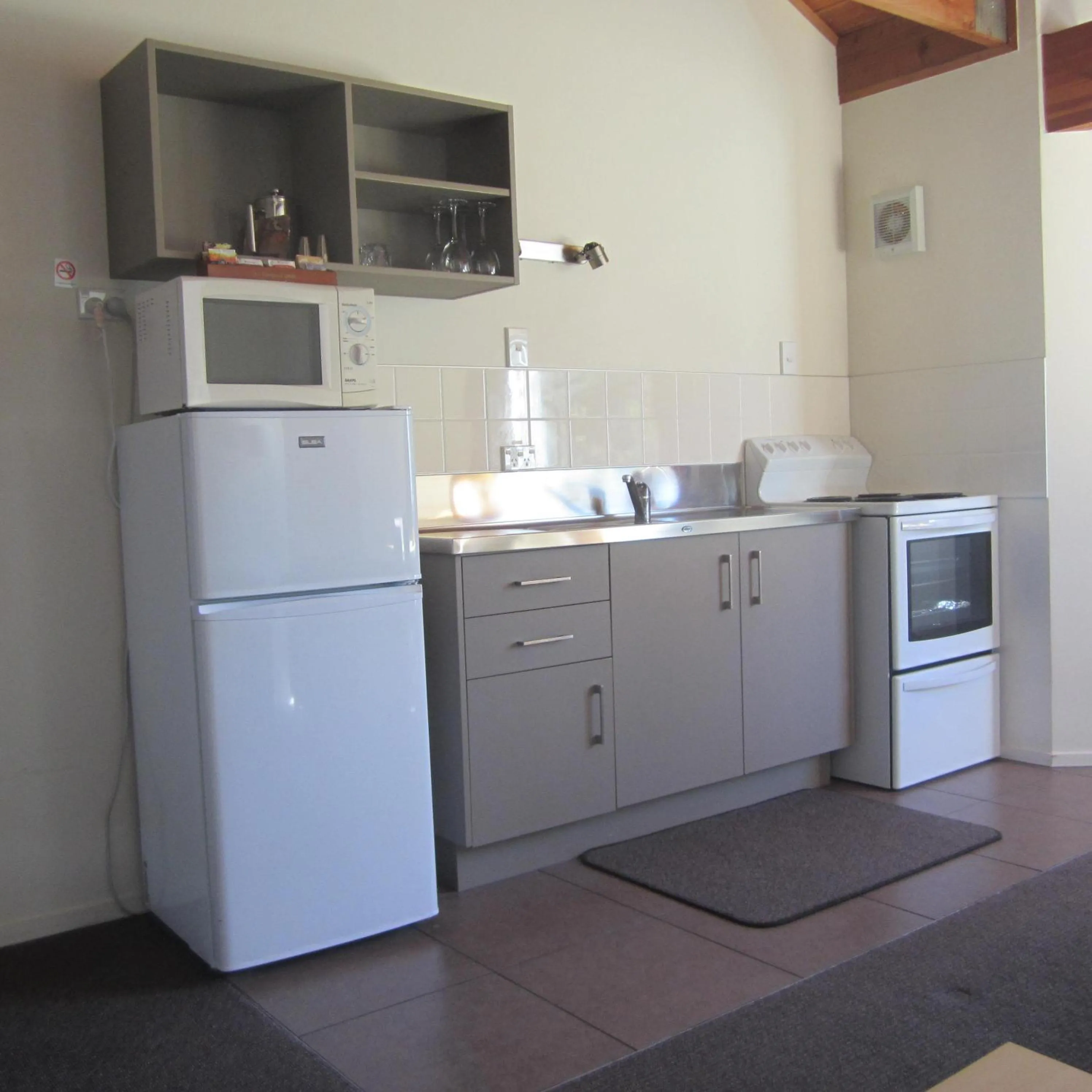 Kitchen or kitchenette in The Hobbit Motorlodge