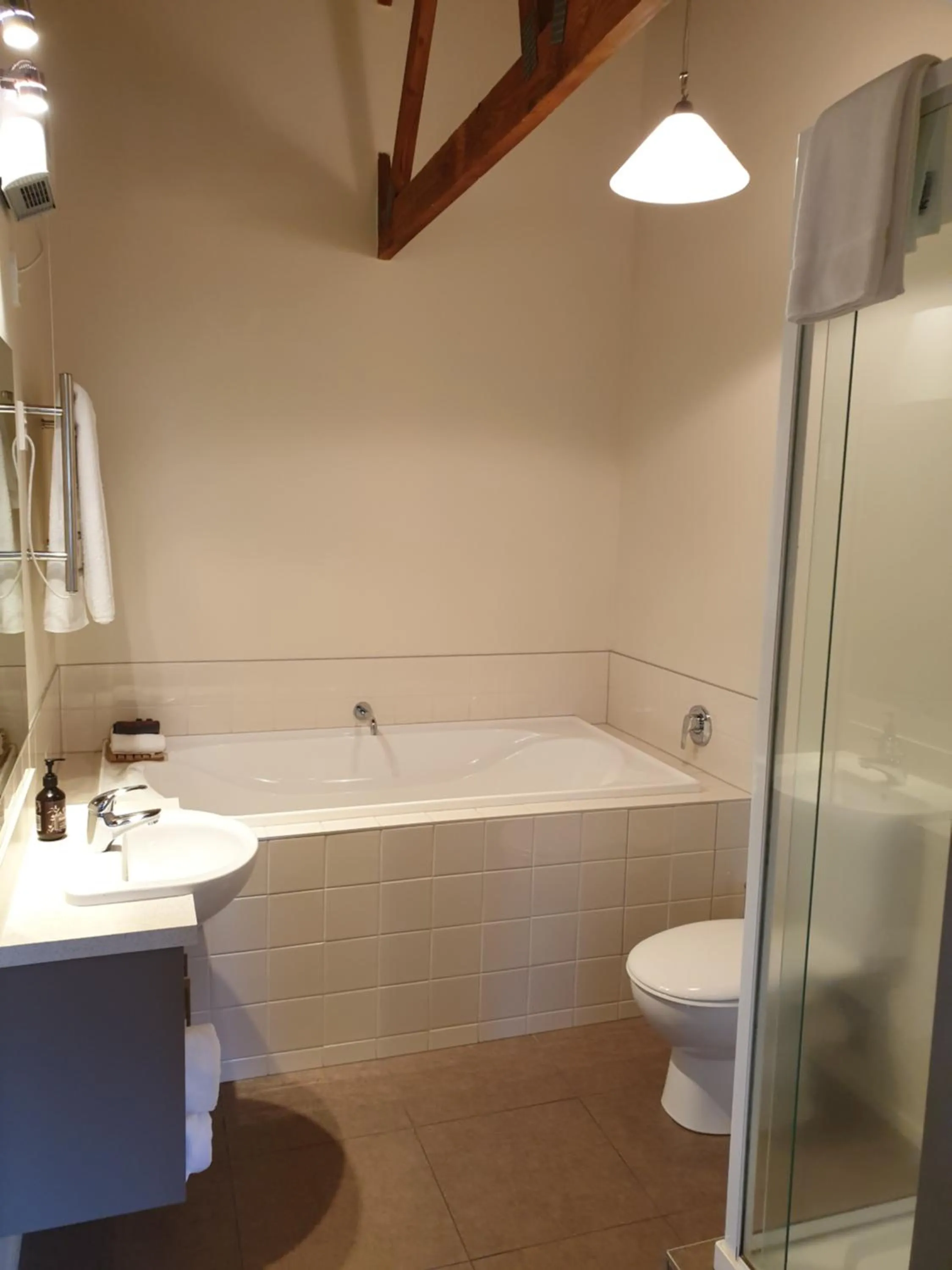 Bath in The Hobbit Motorlodge