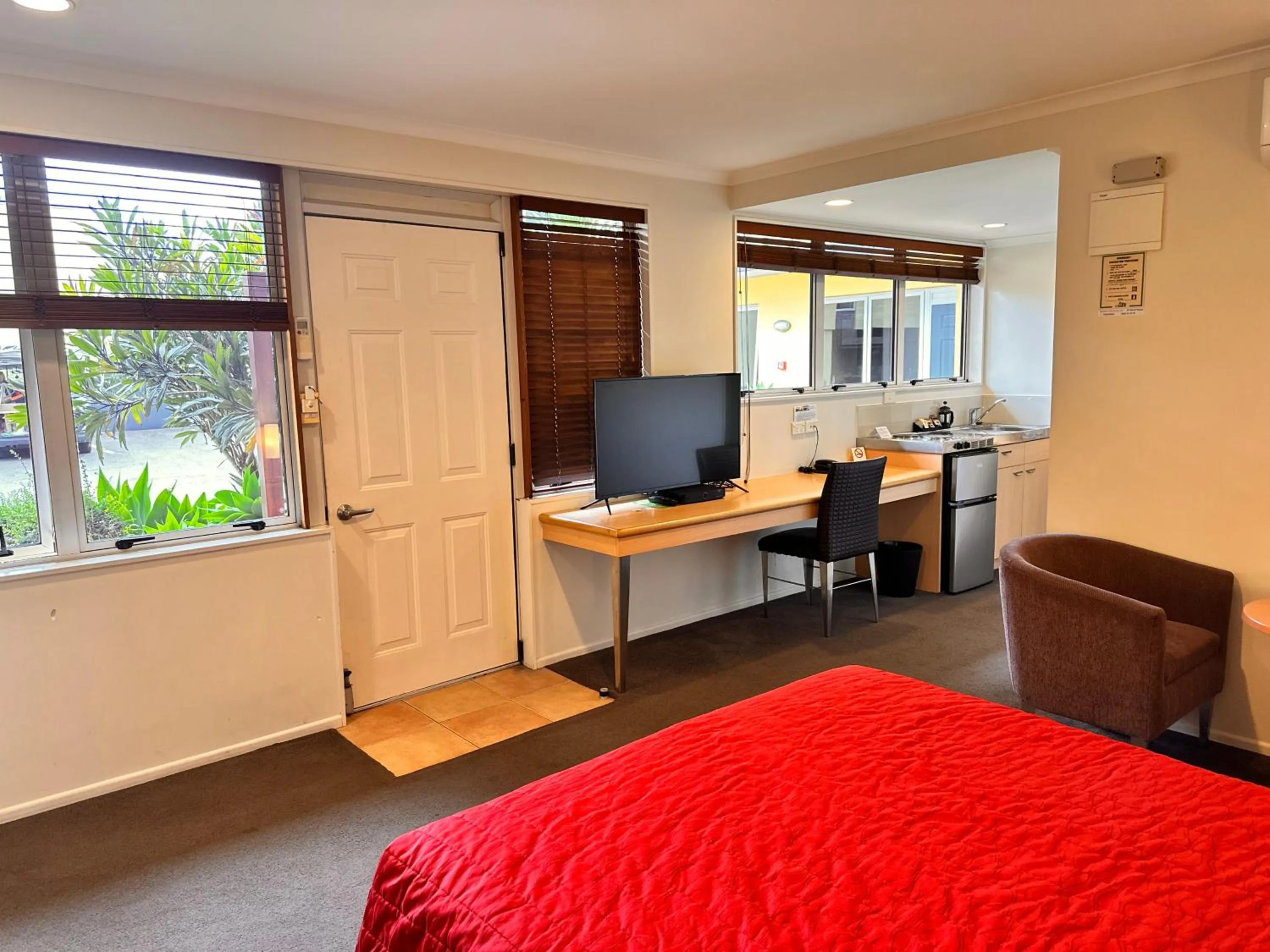 Garden, Bed in Harbour City Motor Inn & Conference