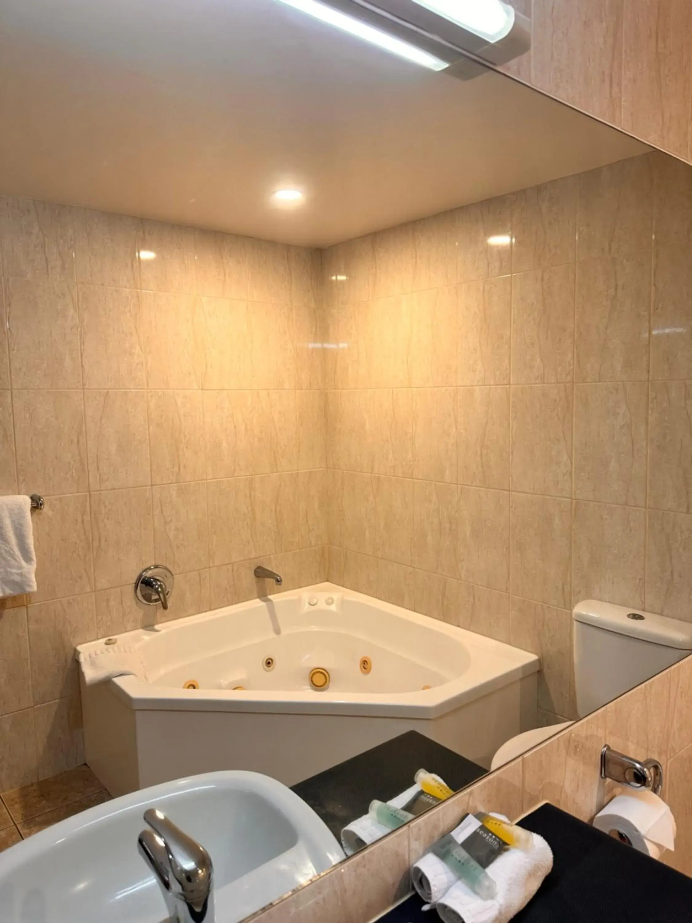 Deluxe Double or Twin Room with Spa Bath in Harbour City Motor Inn & Conference Deluxe Double or Twin Room with Spa Bath in Harbour City Motor Inn & Conference