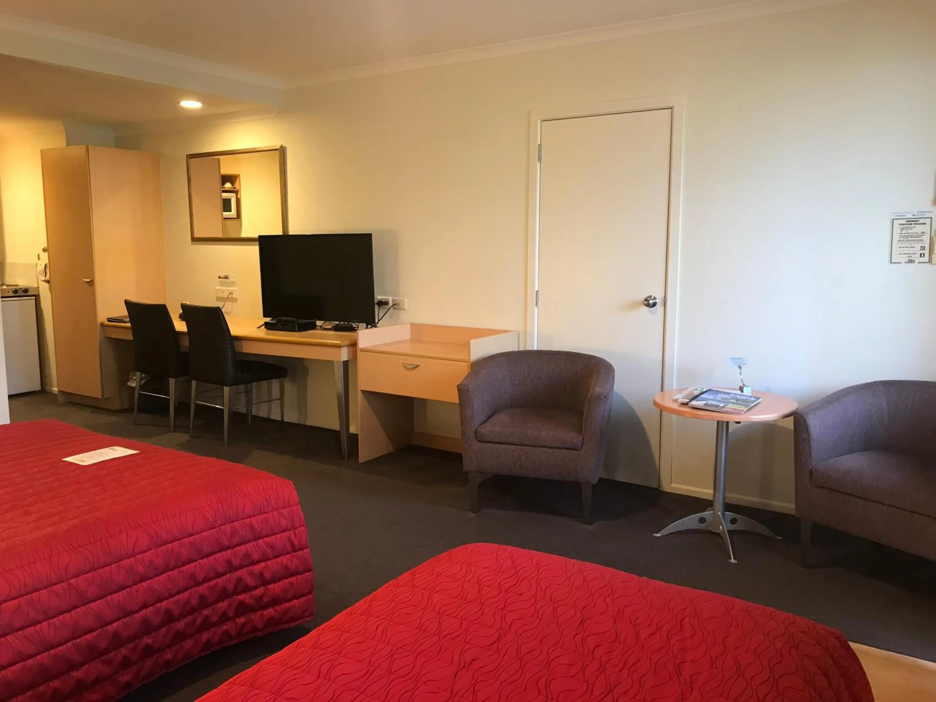 Communal lounge/ TV room, Bed in Harbour City Motor Inn & Conference