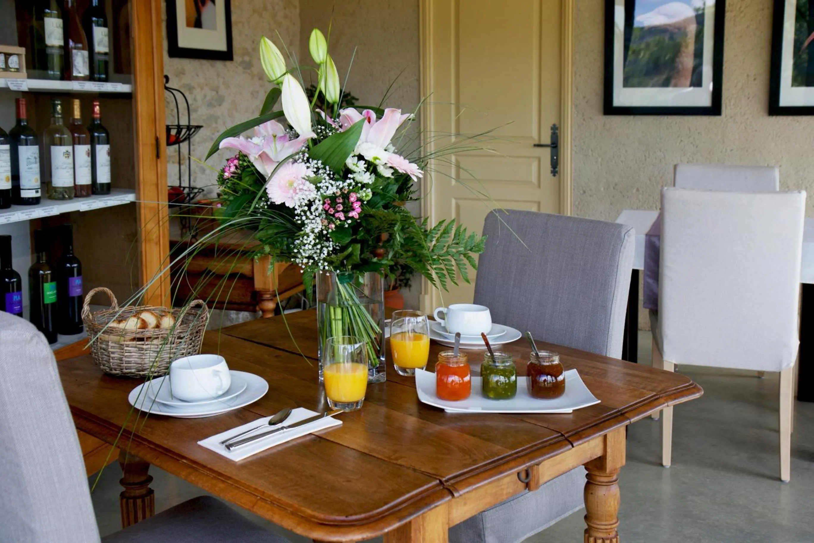 Breakfast in Château La Sabine