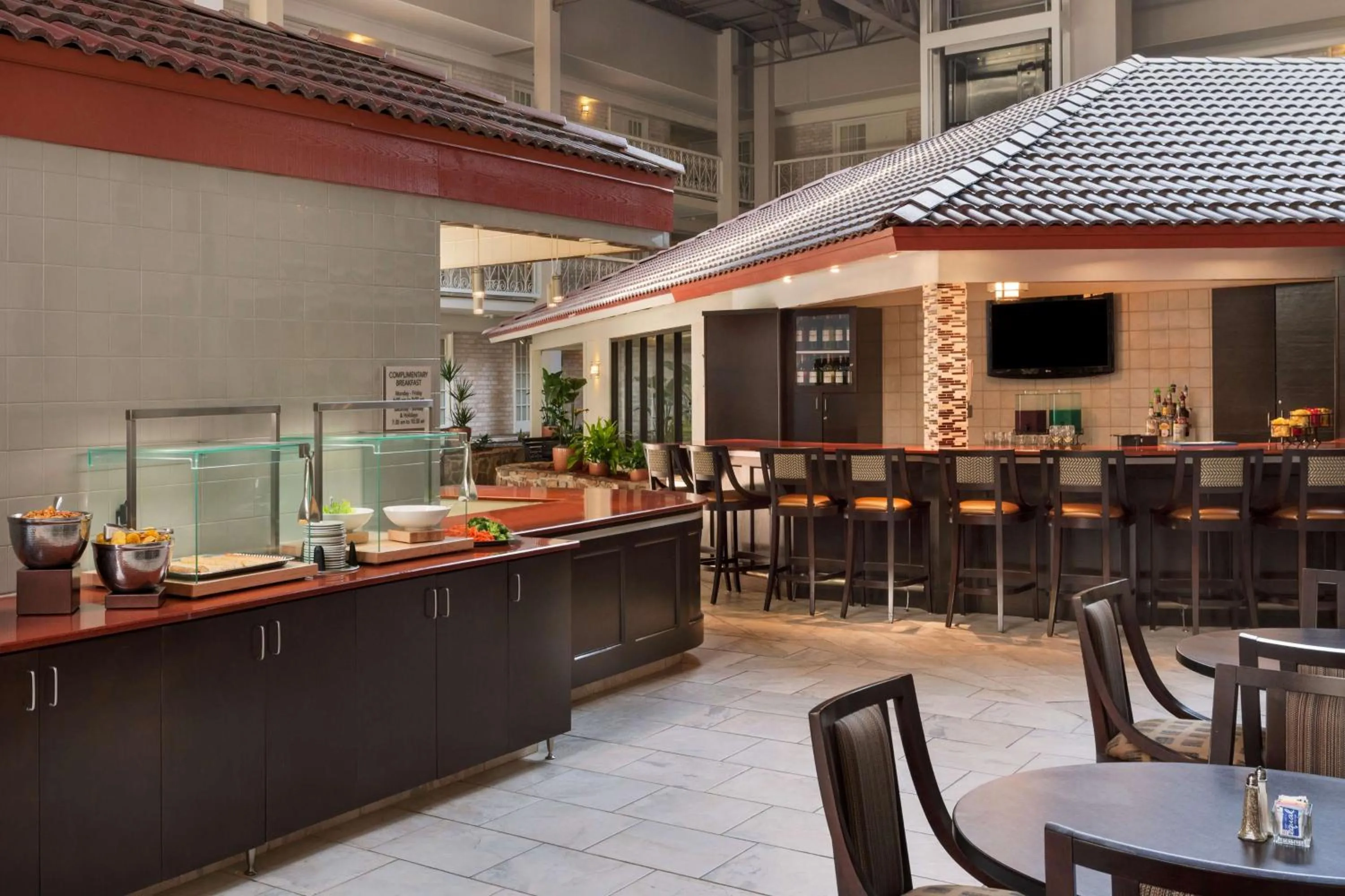 Dining area in Embassy Suites Corpus Christi