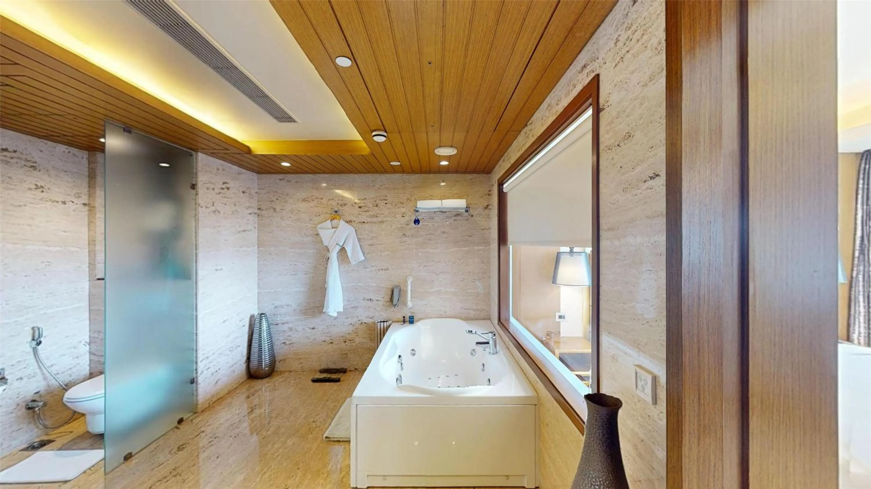 Bathroom, Bed in Radisson Blu Hotel, Nagpur