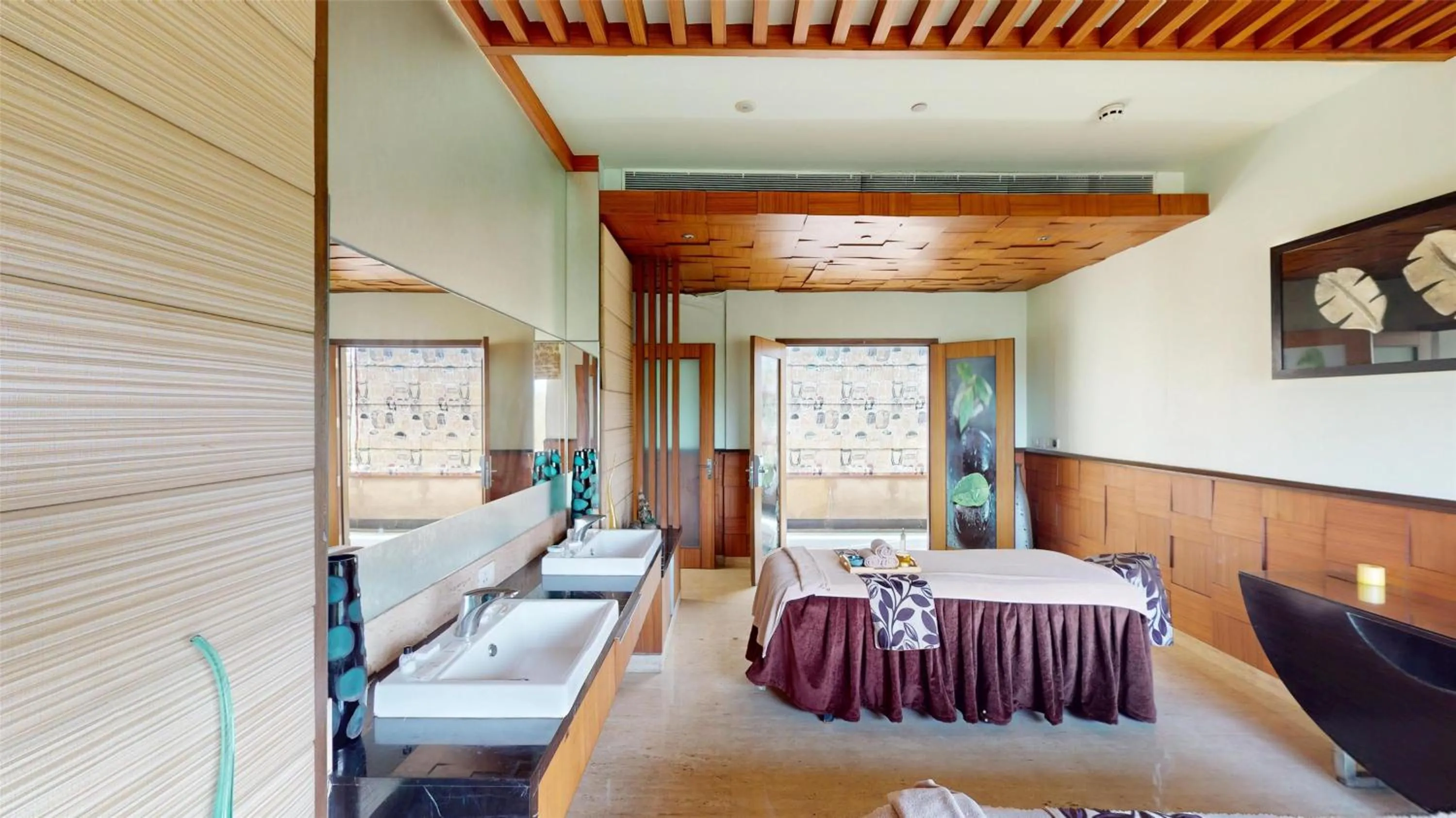 Spa and wellness centre/facilities, Bed in Radisson Blu Hotel, Nagpur