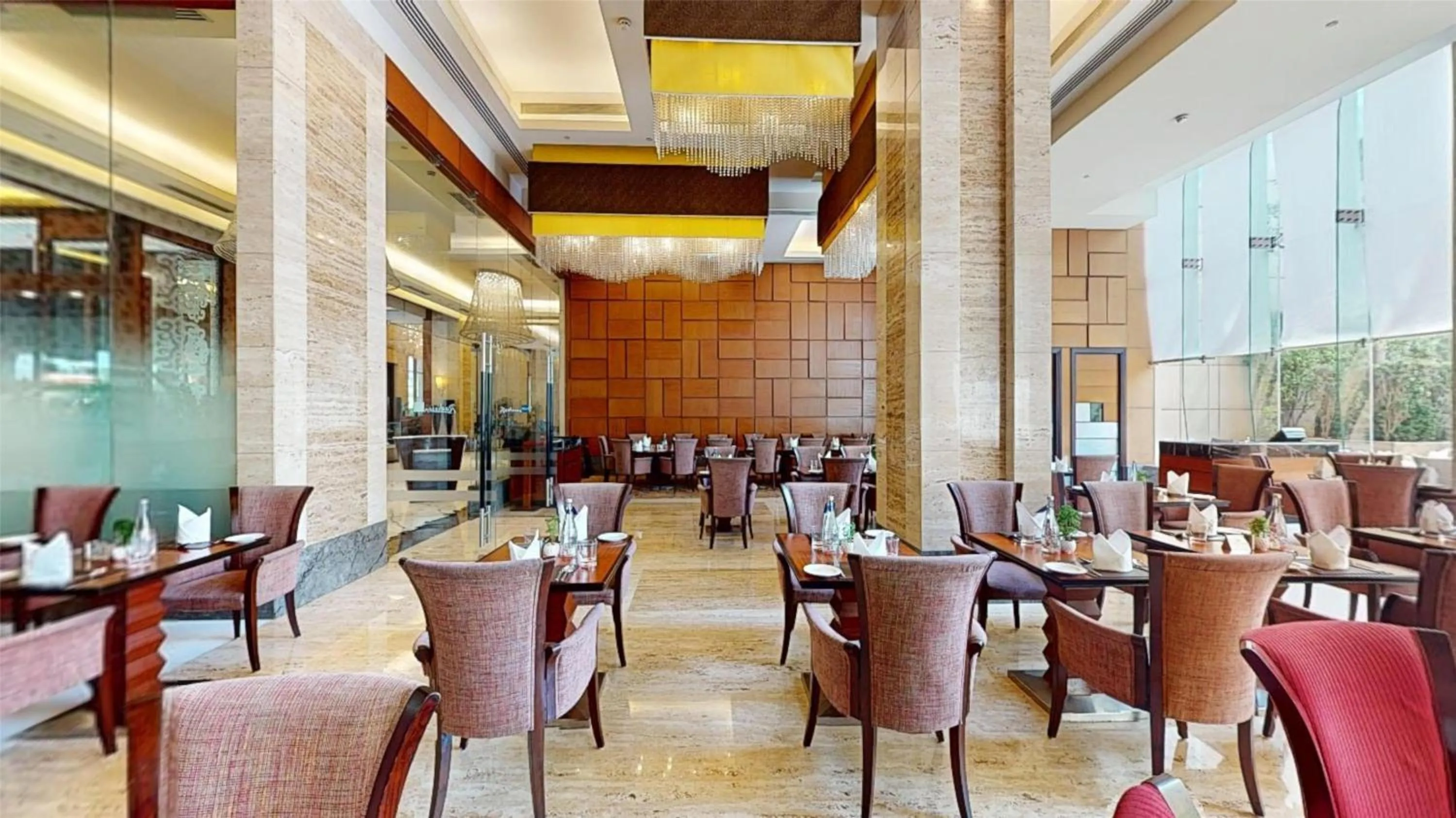 Restaurant/places to eat in Radisson Blu Hotel, Nagpur