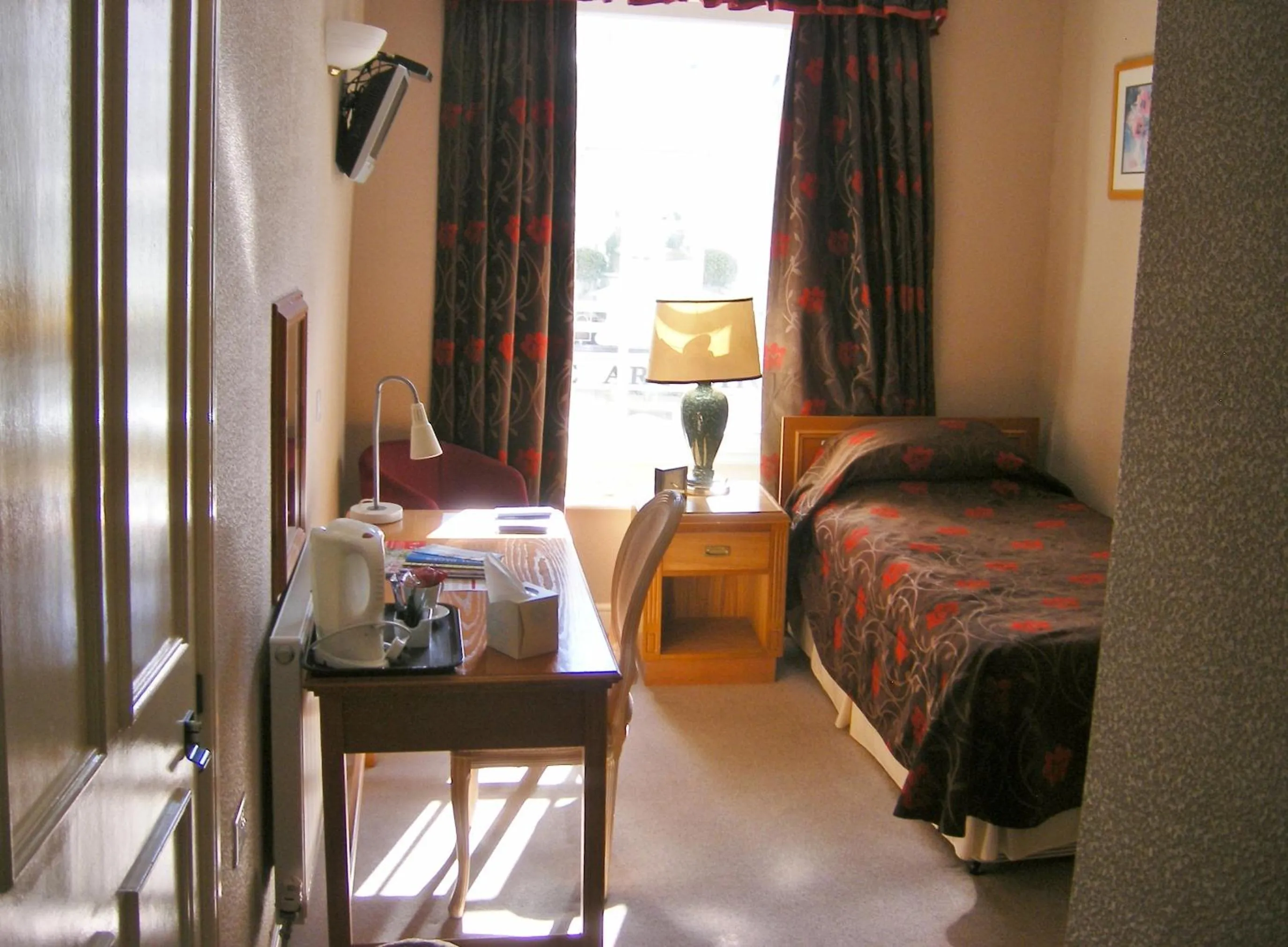 Photo of the whole room, Bed in The Kings Head Hotel