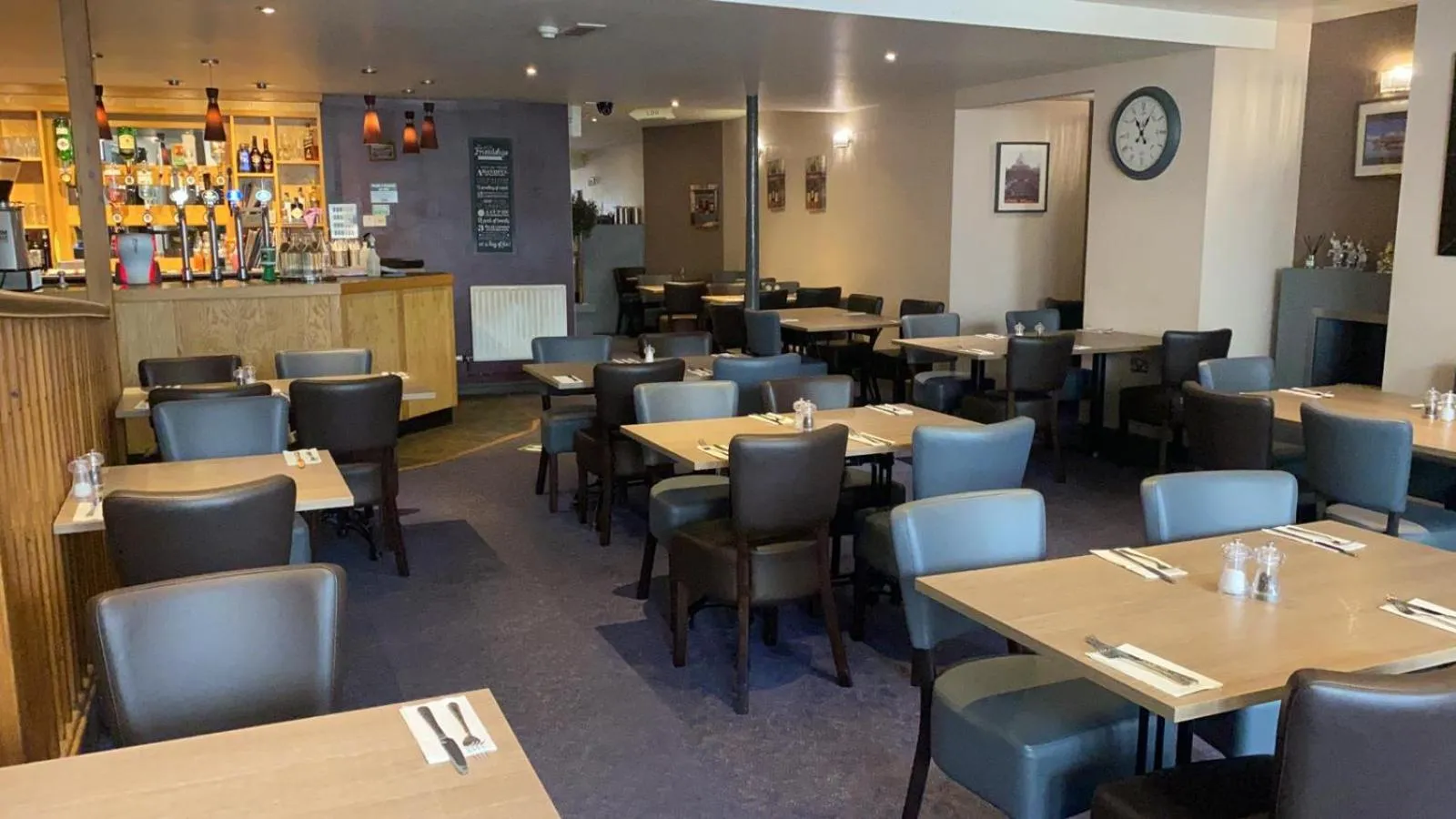 Restaurant/places to eat in The Kings Head Hotel