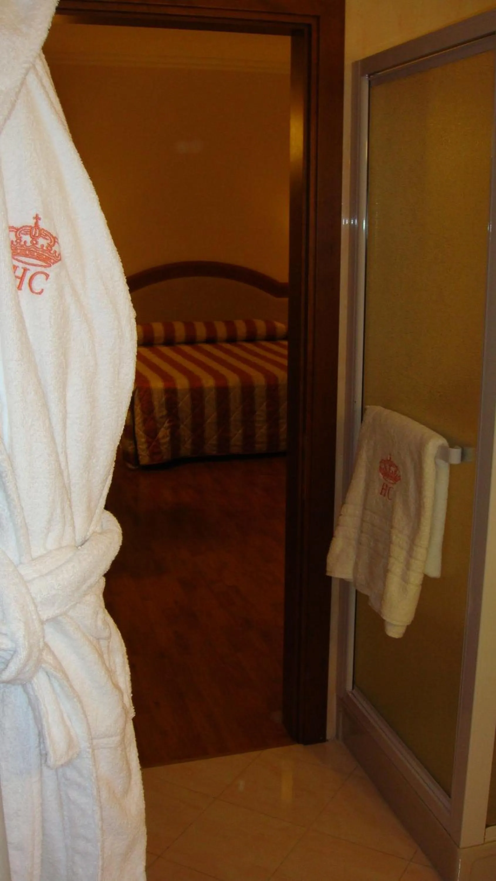 Bathroom, Bed in Albergo Corona