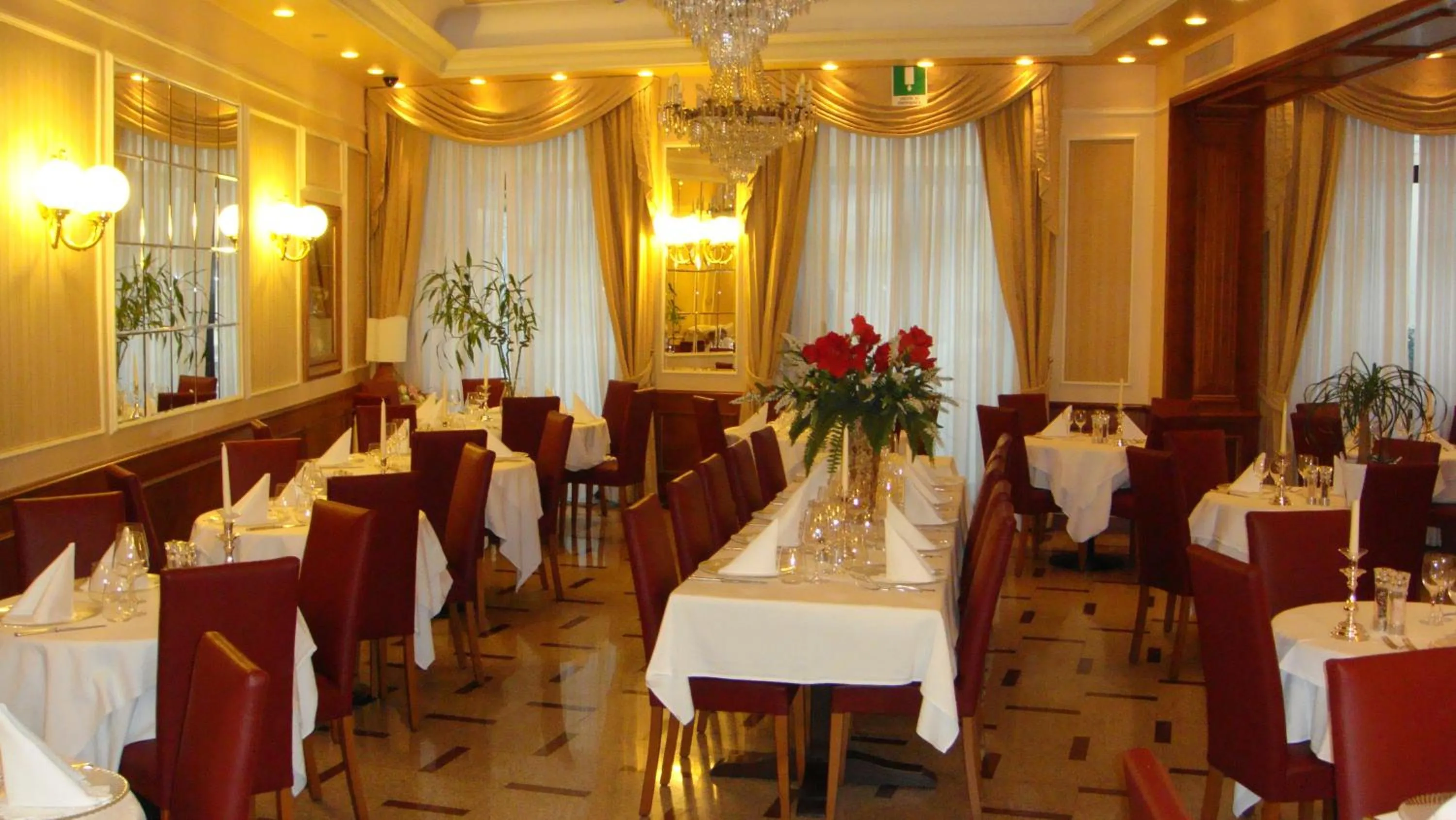 Restaurant/places to eat in Albergo Corona