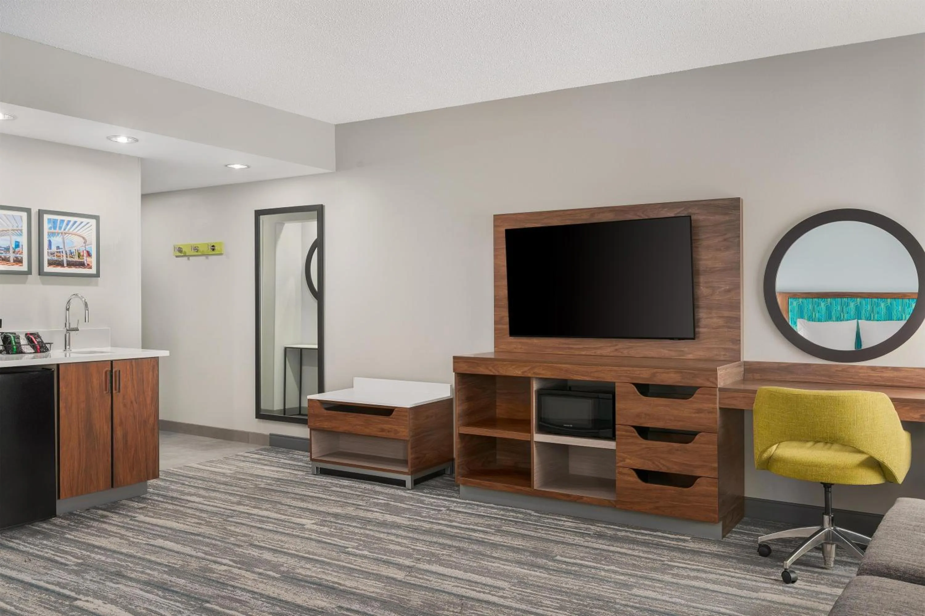 Bedroom in Hampton Inn & Suites Charlotte Arrowood Rd