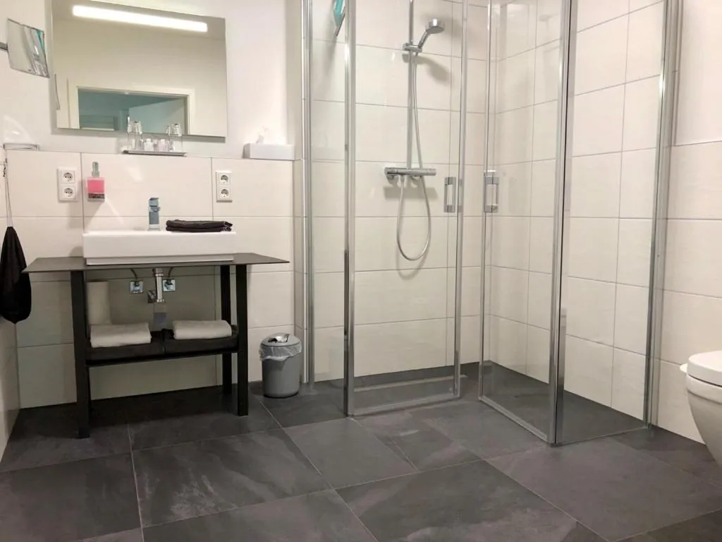 Shower in Appartements an der Golfanlage