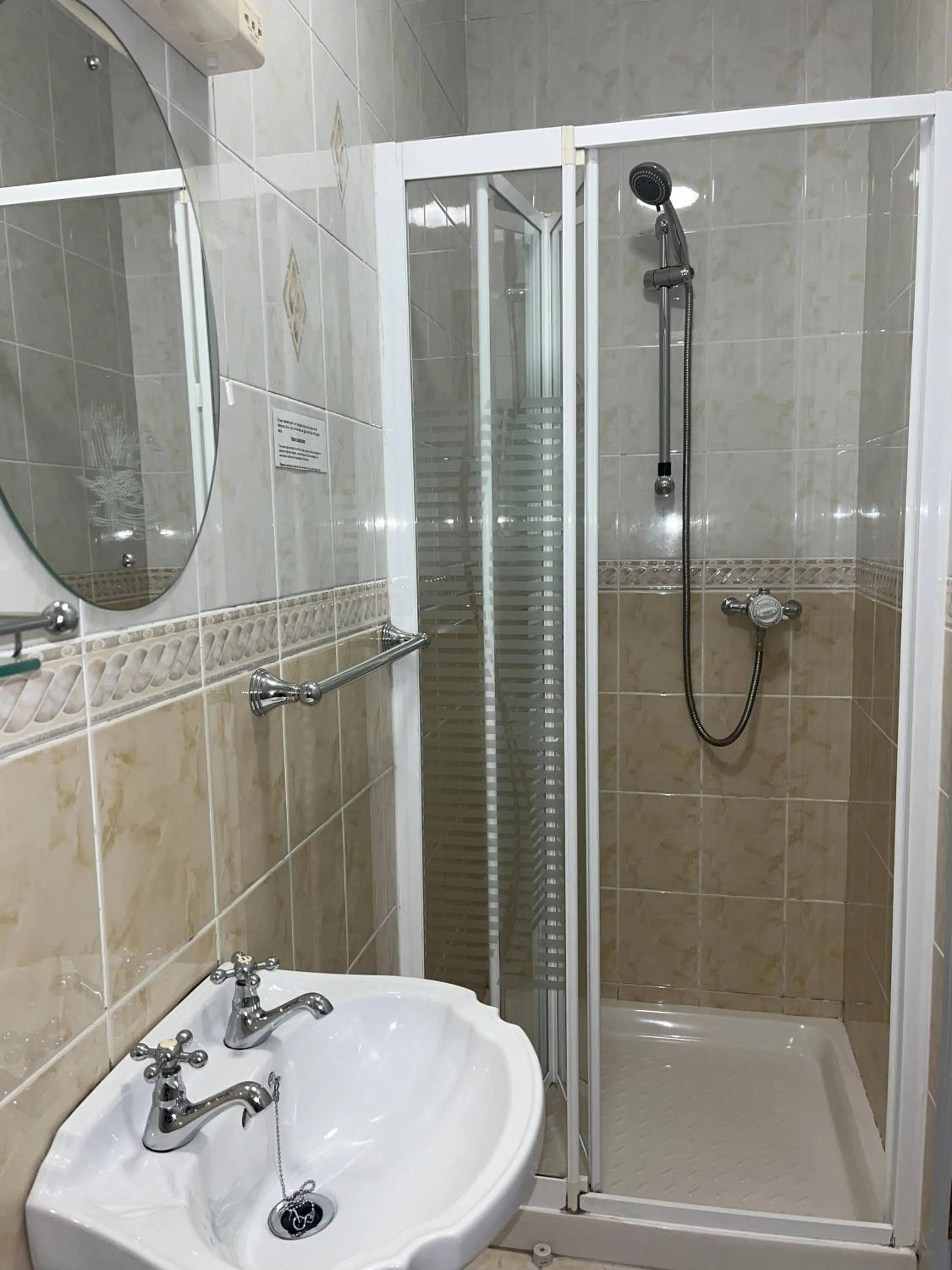 Shower in PK Lodge Bed and breakfast