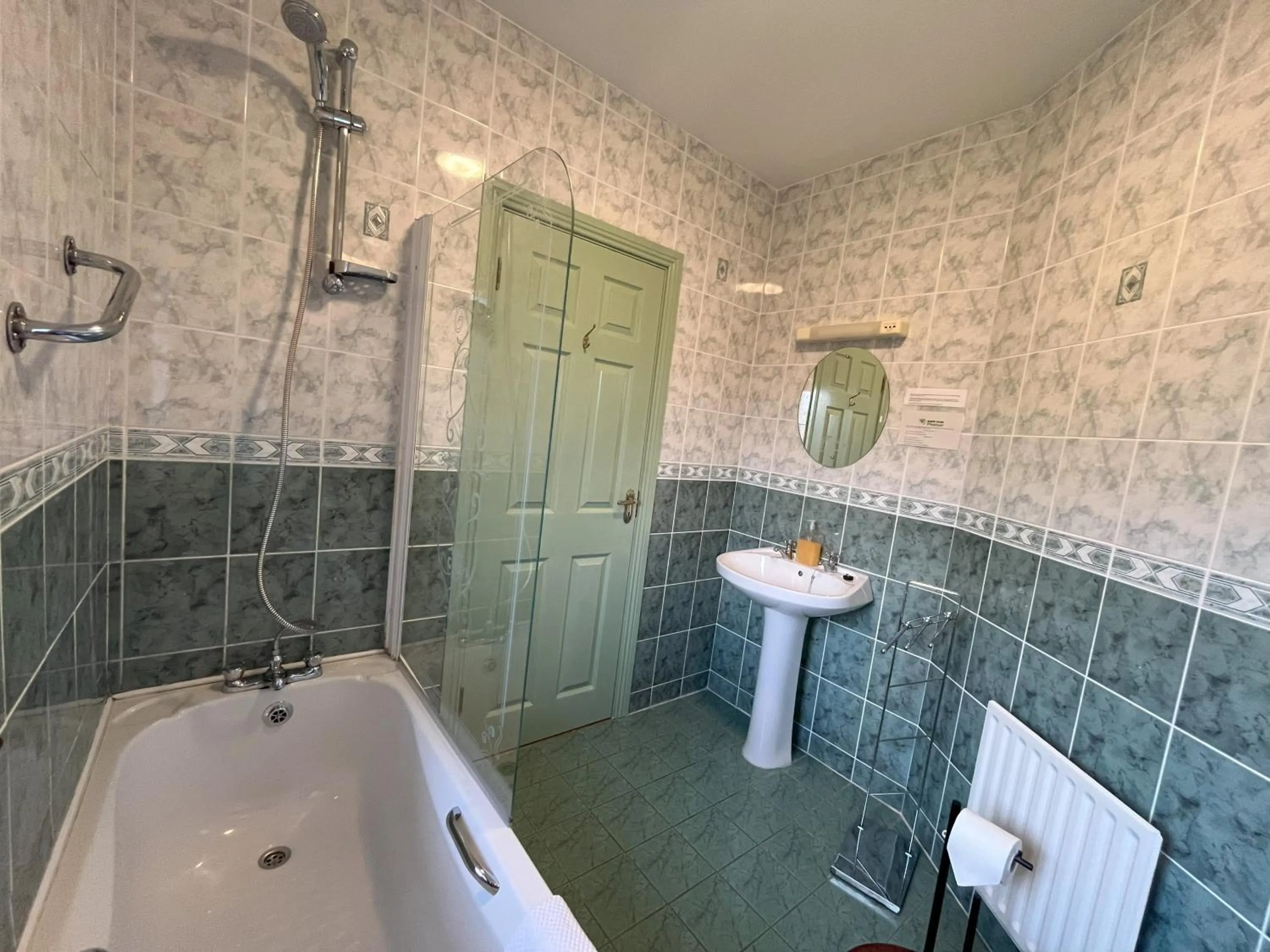 Shower in PK Lodge Bed and breakfast